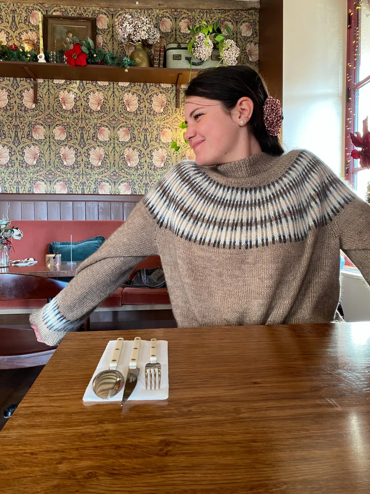 En af Mathildes yndlingssweatre hun gerne snupper i min garderobe 🥰 lille coffee date p&aring; en s&oslash;ndag. Rigtig god weekend til jer alle ❤️
#knittinginparis 
@hannerimmen 
#pianoautumntunesweater