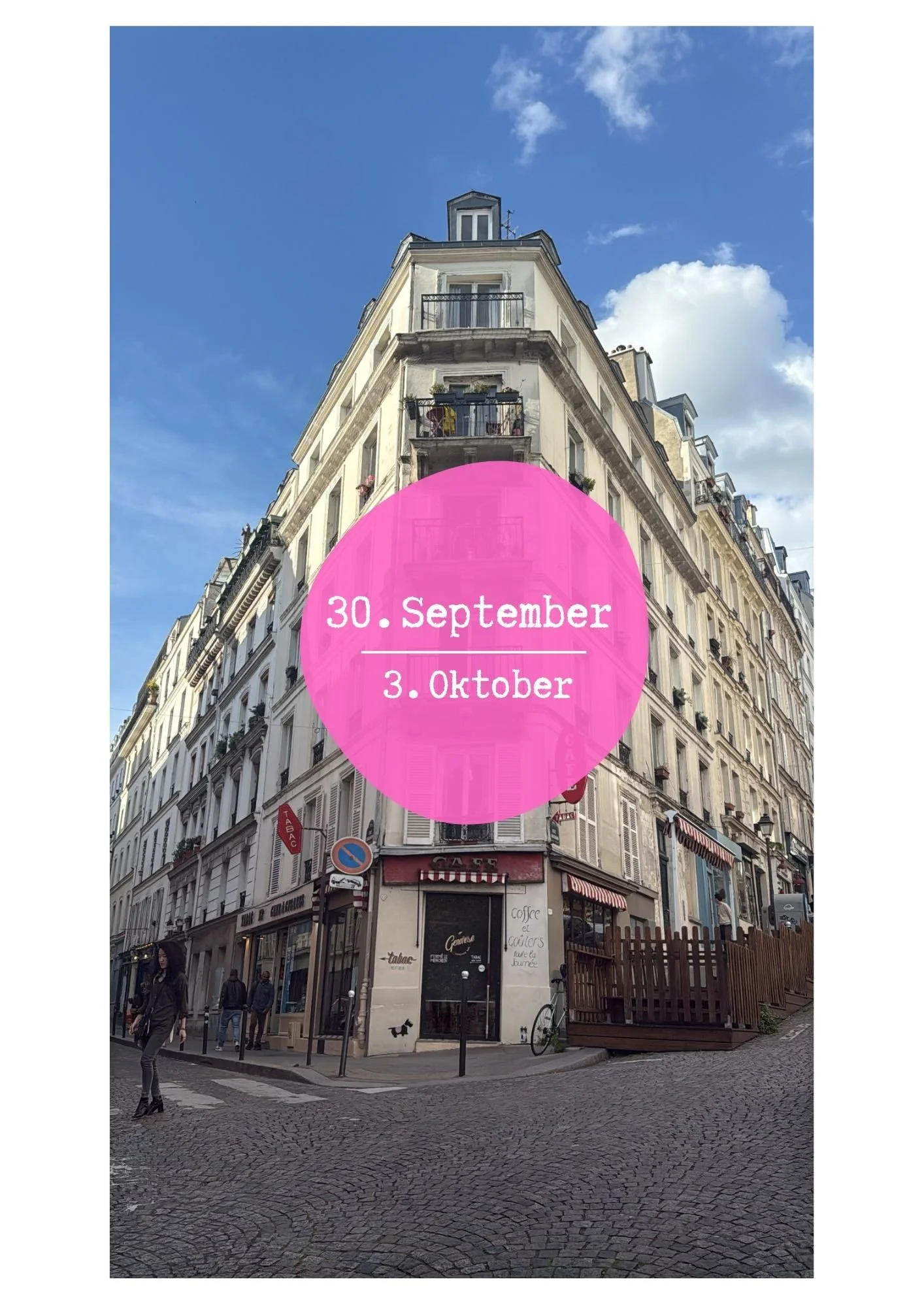 En gade i Paris med flere etagebygninger, café på hjørnet, mennesker går på gaden, og en blå himmel med få skyer.