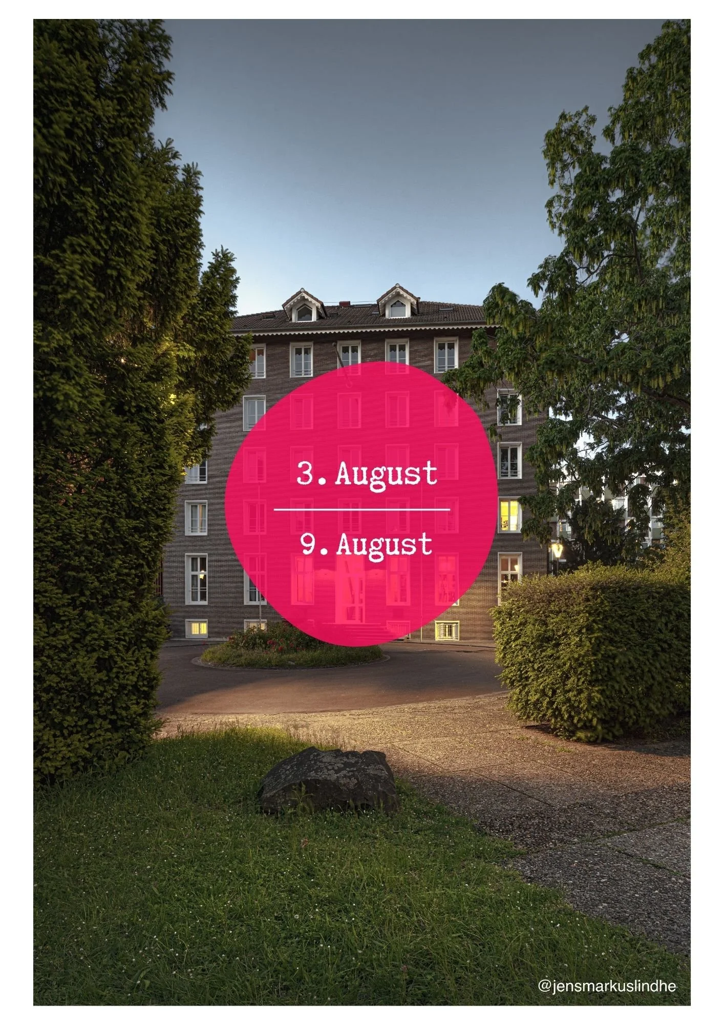 Billede af en boligbygning set gennem to grønne buske med en sti foran. Der er en rosa cirkel med teksten '3. August' og '9. August' i midten.