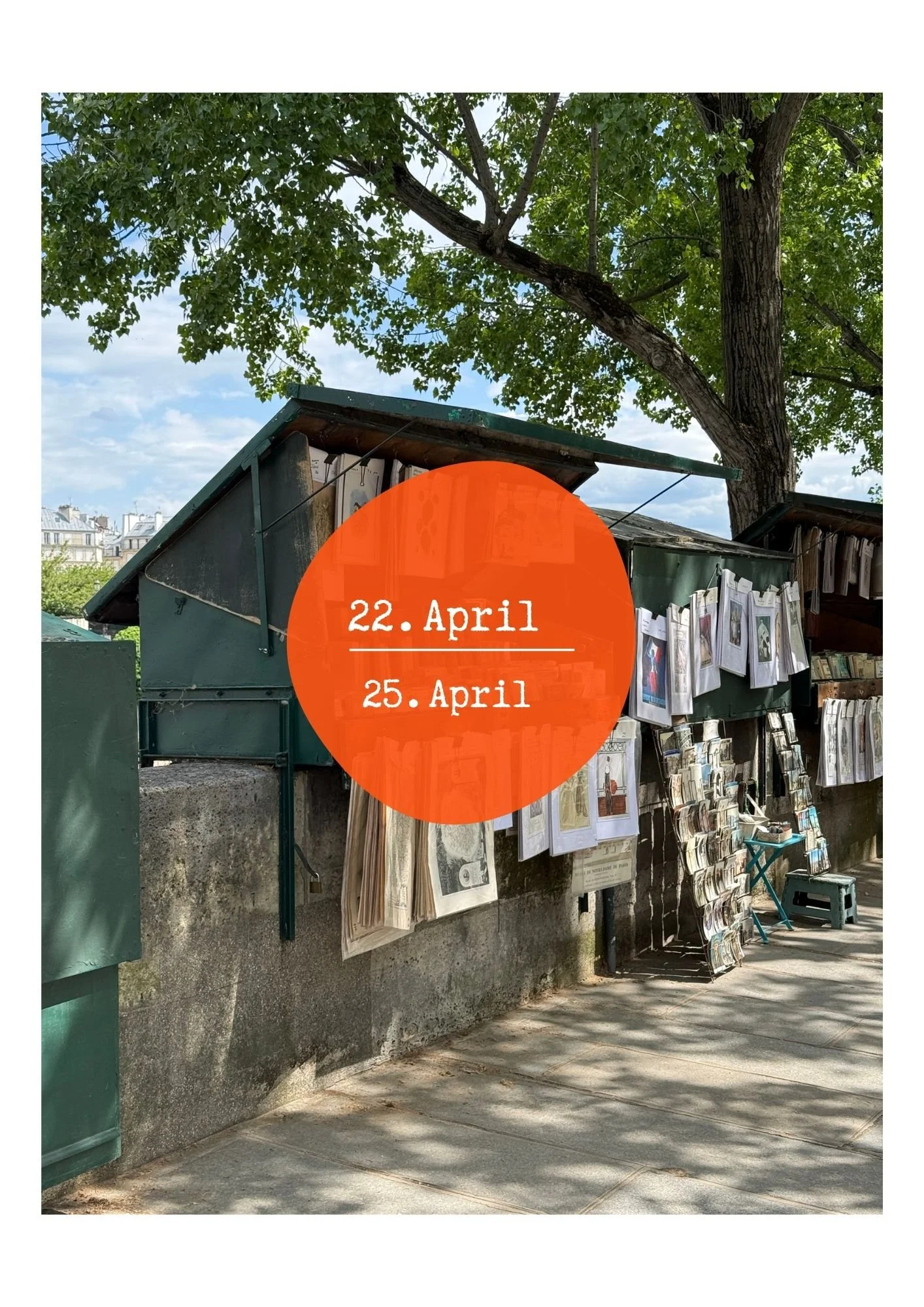 Udendørs bogudstilling med bøger og billeder, under en stor træ, med datoer 22. april til 25. april i en orange cirkel.
