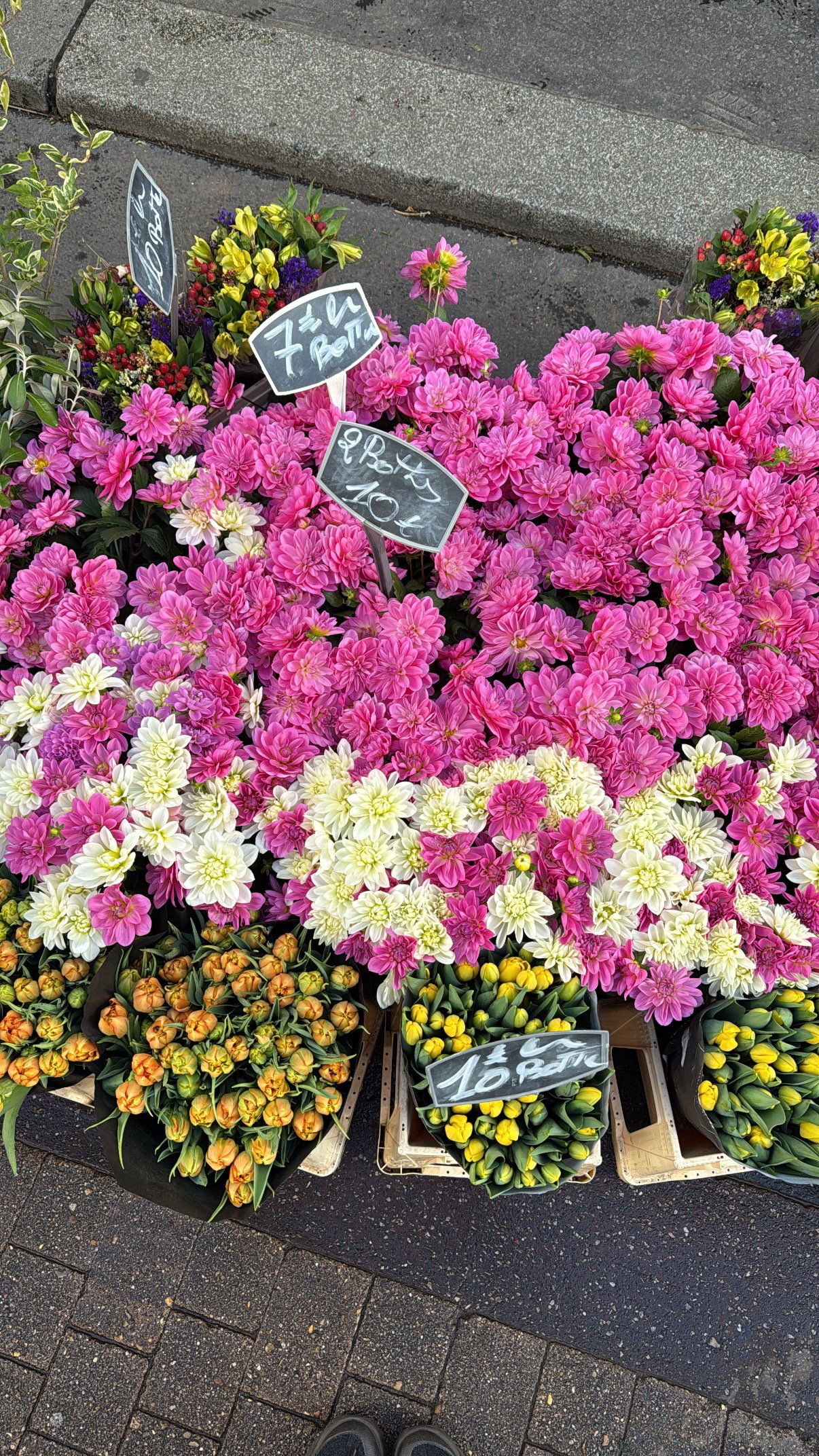 Buket af pink og hviddahlia blomster til salg uden for en butik.