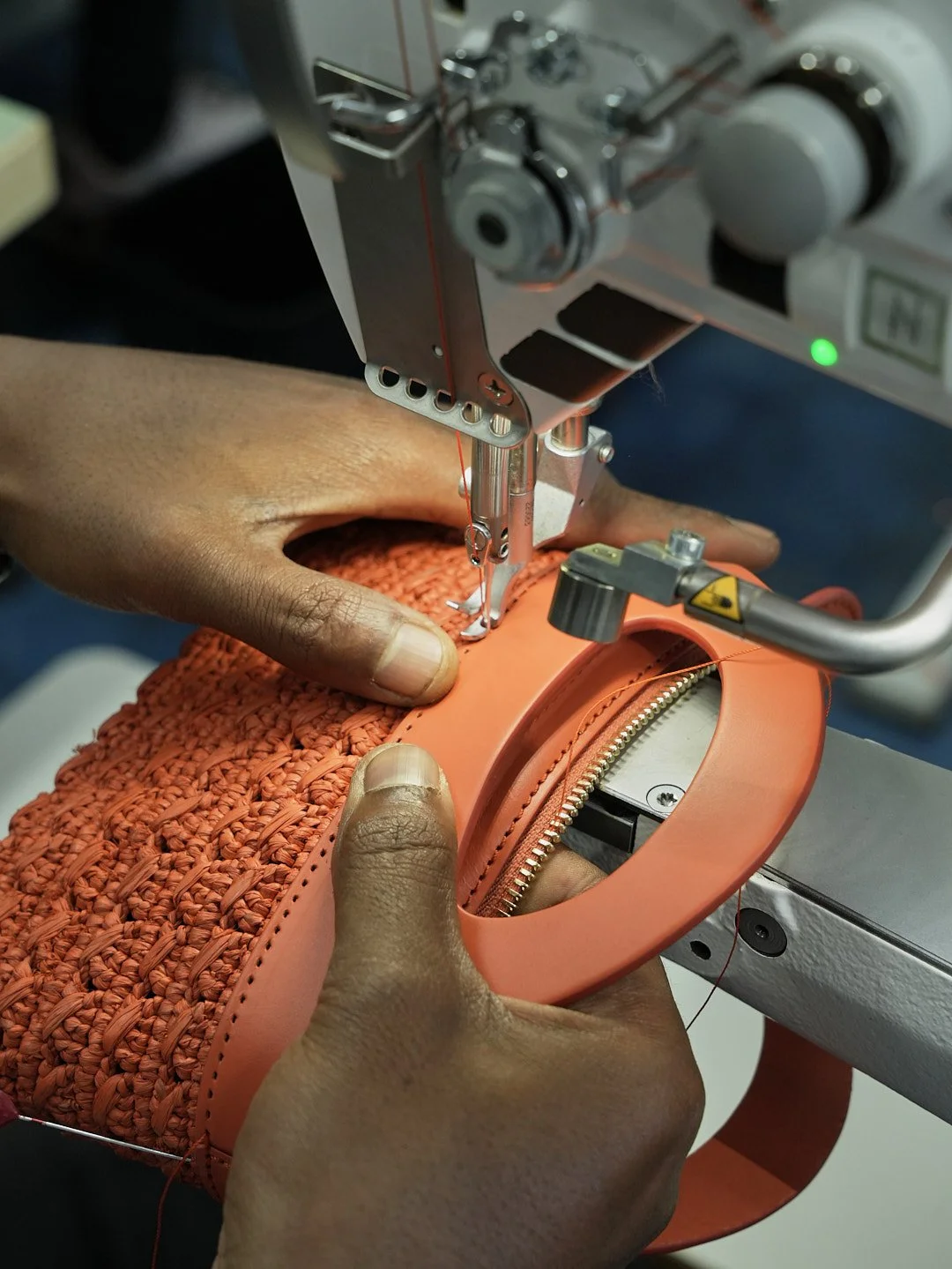 Assemblage de cuir et de raphia