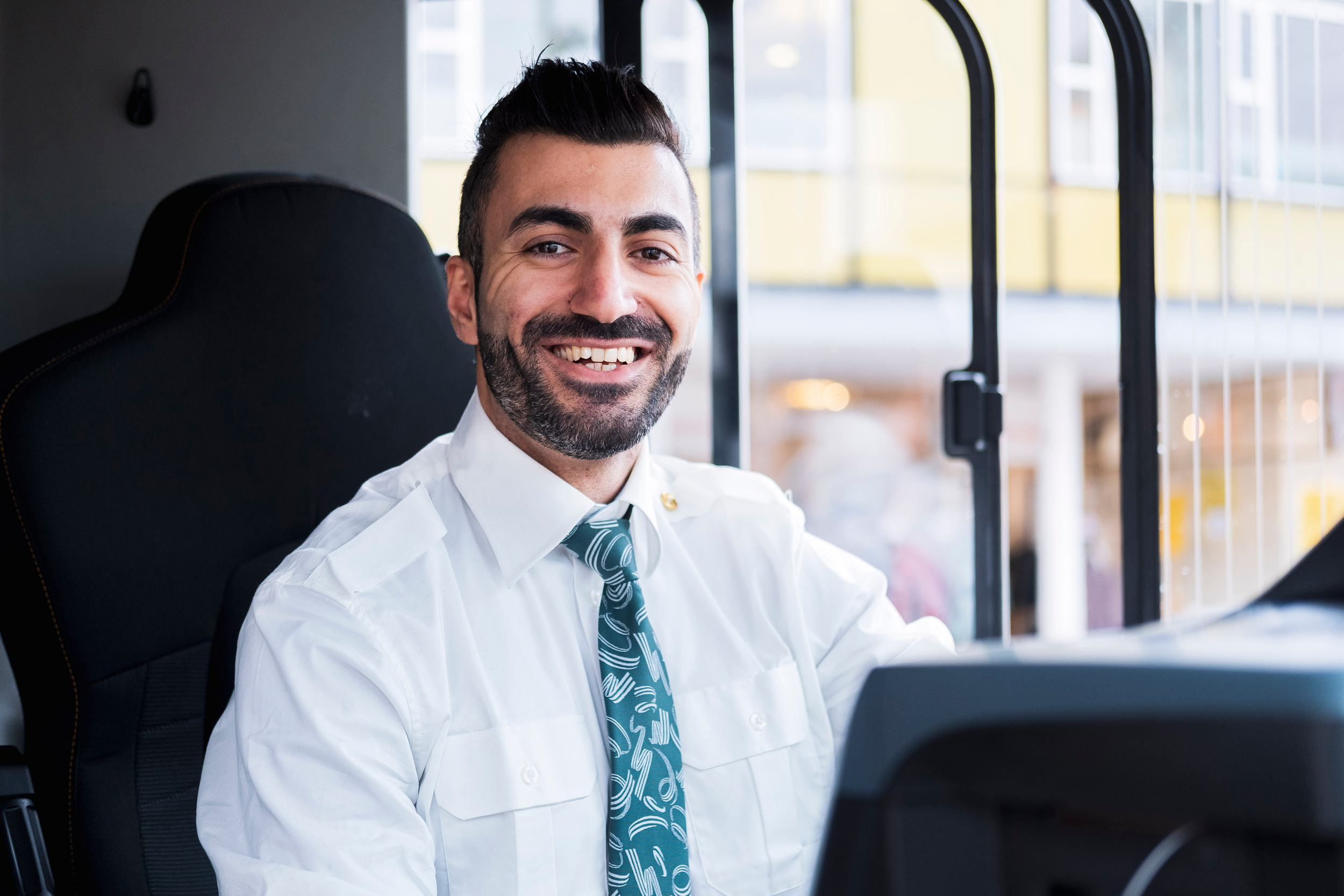 Ung mannlig bussjåfør