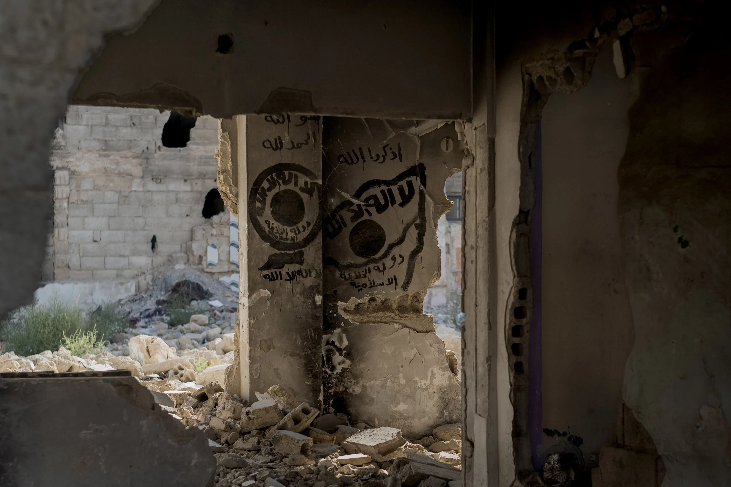Trace of the passage of ISIS in the Al Tadamon district. In addition to the Shabiha gangs and the security forces, supported by the regular Syrian army, who committed daily massacres against the civilian population, ISIS also controlled part of the A