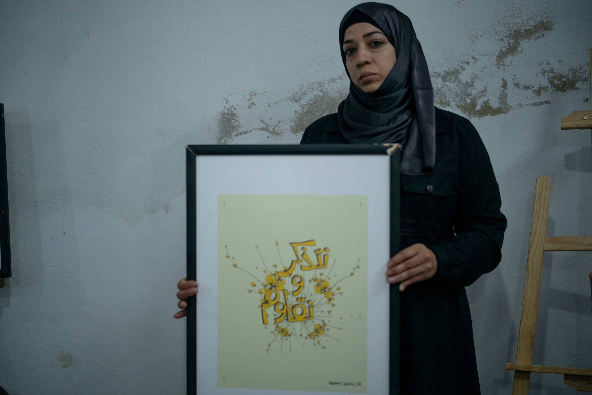 Raw’a Haidar, a survivor of the Zamalka massacre and member of Don’t Suffocate the Truth in Syria. She is fighting to ensure that the memory of the events is not forgotten and that justice is served. At the entrance to the Zamalka cemetery, where the