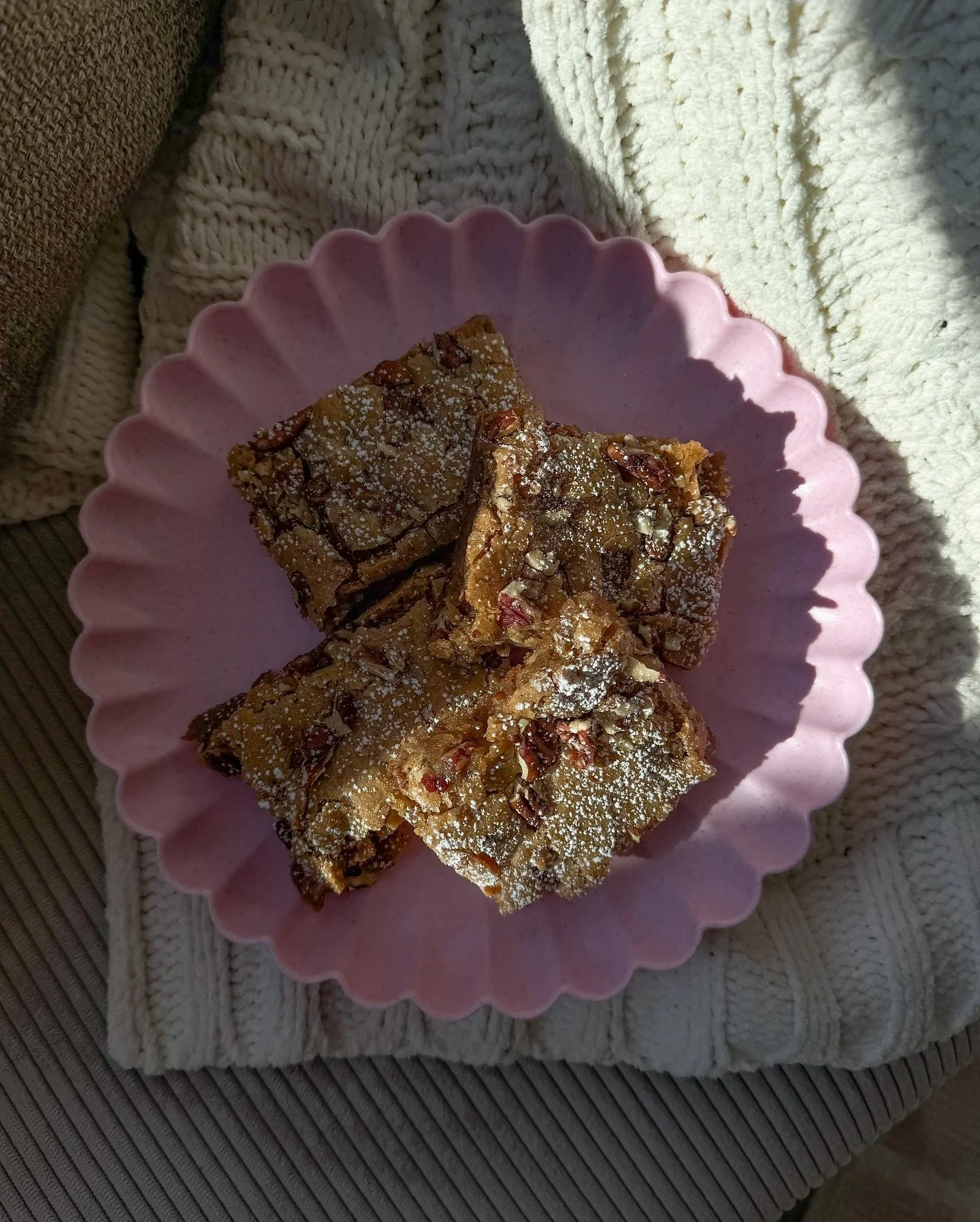 how about a maple pecan blondie for your Monday morning?🍁