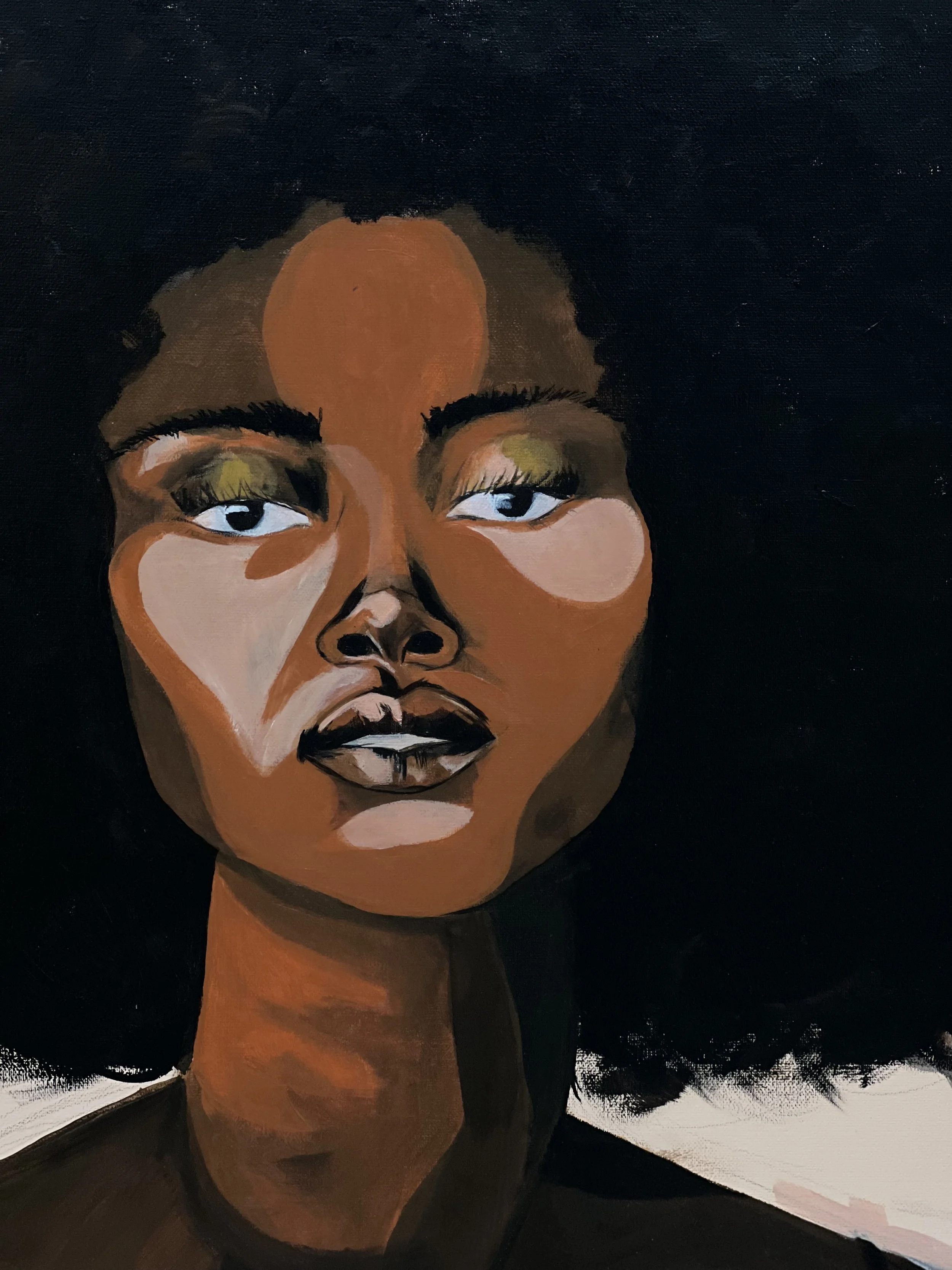 Een portrait van een zwarte vrouw met zwart haar.  Geschilderd met geometrische vormen in het gezicht en contrasterende kleuren en vlakken. inclusieve kunst, authentiek, uniek.