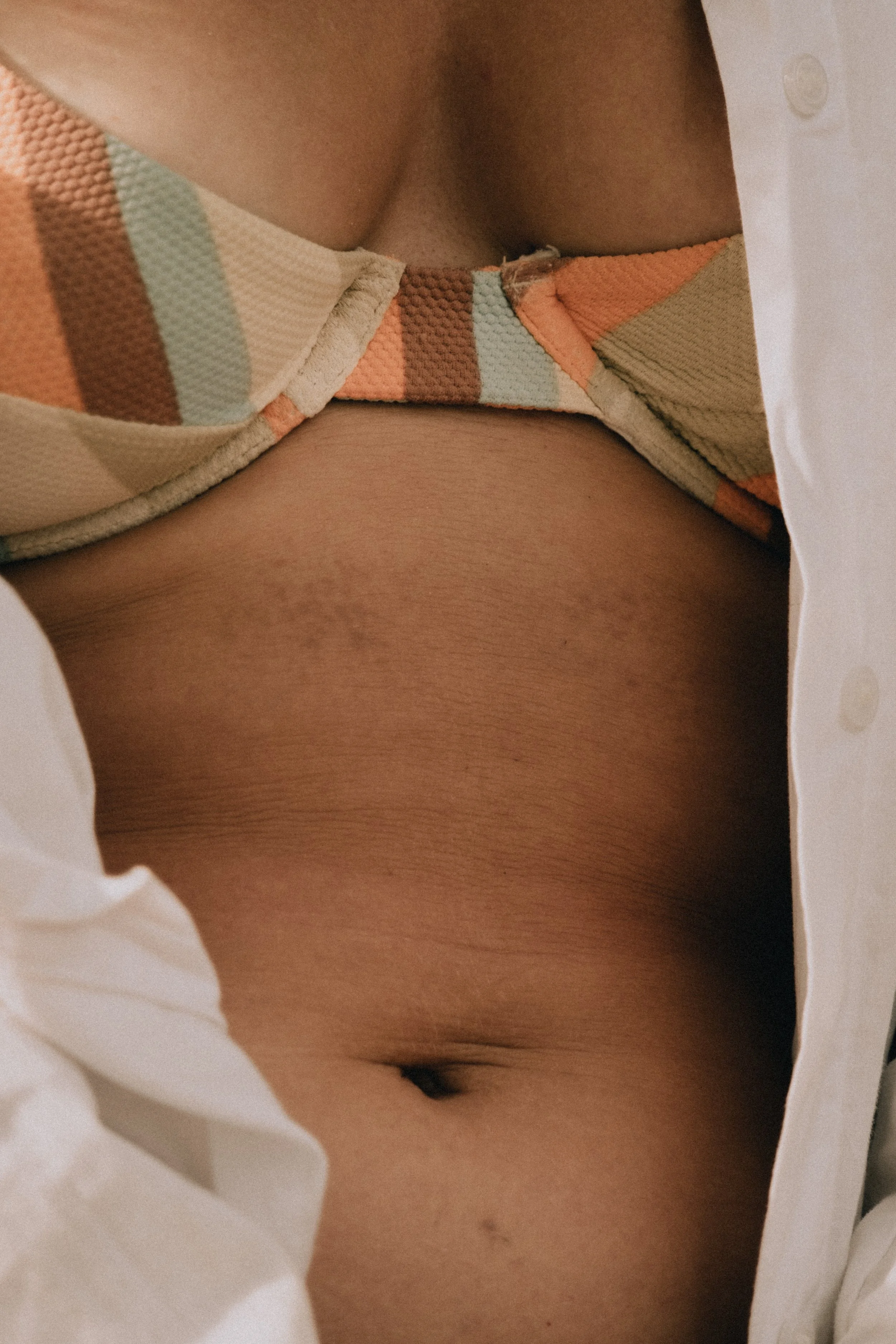 Close-up van een ontspannen buik. body positive art. lichaams positieve kunst.