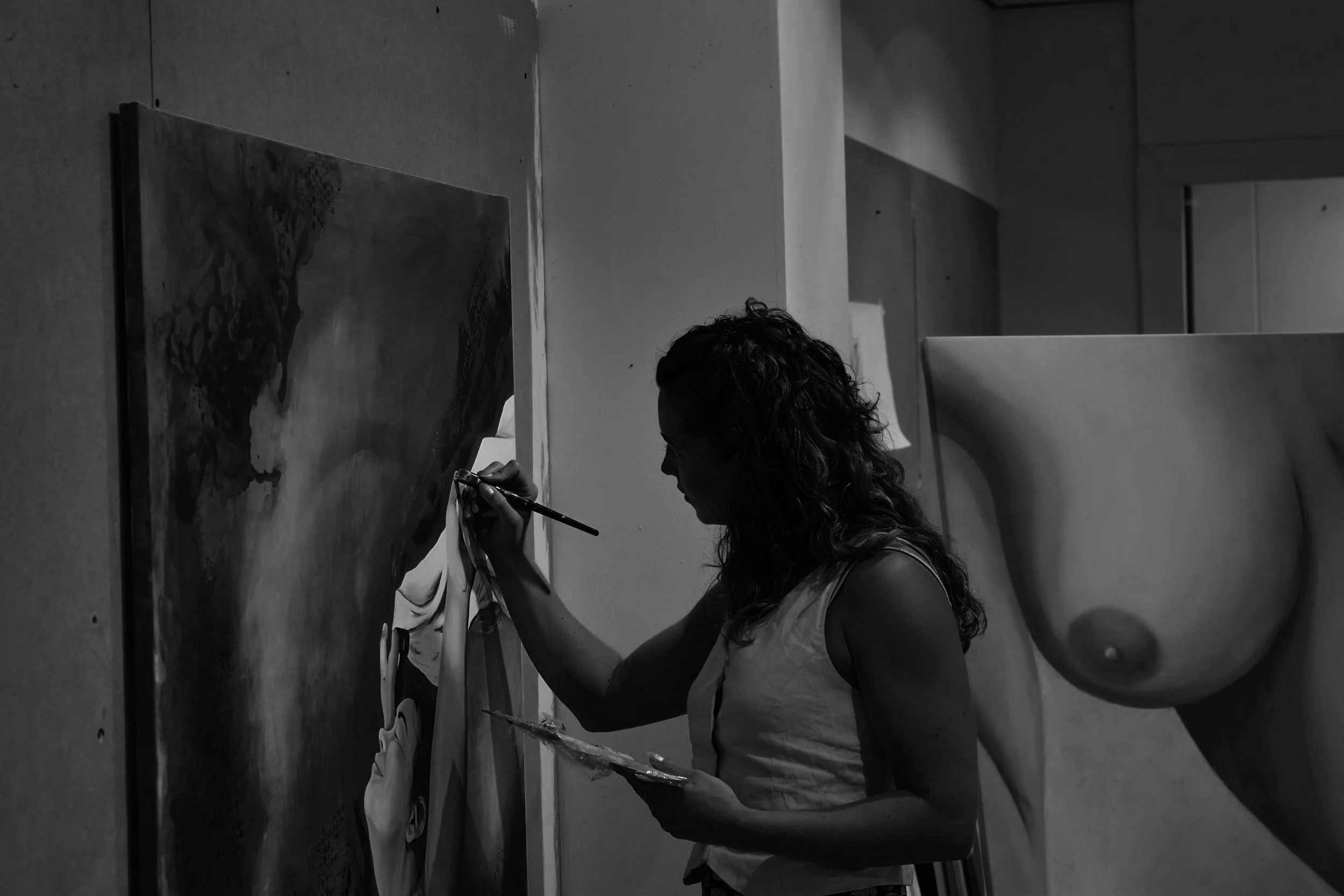 Marleen Kop schildert een schilderij in opdracht/ commissie in haar kunst atelier. Body positive art, lichaamspositieve kunst, vrouwenlichaam, zelfliefde, lichaamsacceptatie, lichamelijke imperfectie. een schilderij van een vrouw en een borst.