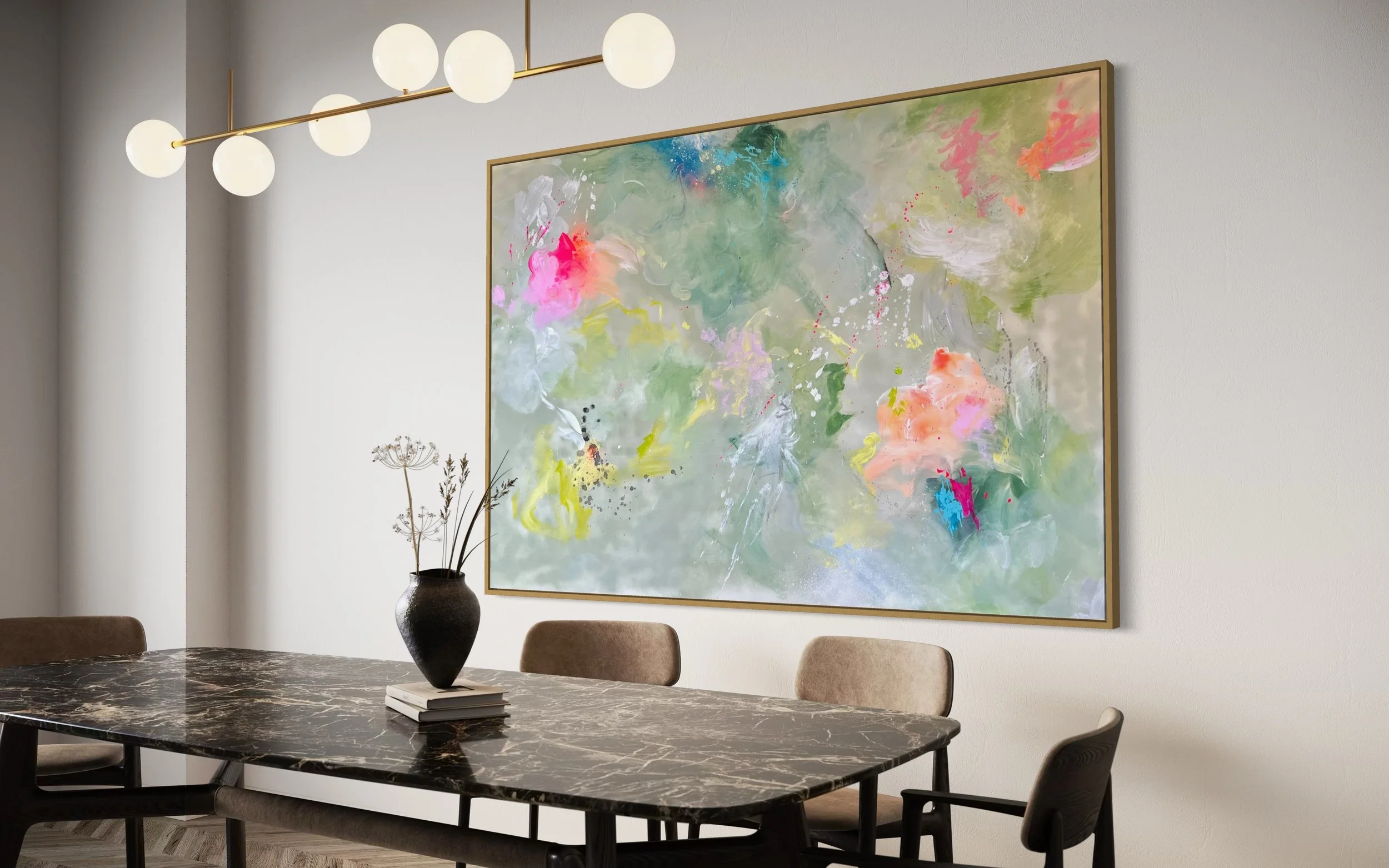 Een moderne eetkamer met een groot kleurrijk abstract schilderij "My Big Happy Mess" 140 x 200 cm neonkleuren op zacht groen.