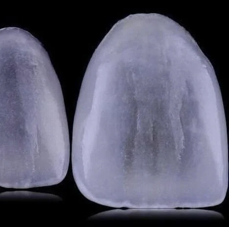 Twee ijsblokjes, de grootste en de kleinste, tegen een zwarte achtergrond.