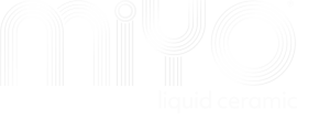 Miyo liquid ceramics logo op een zwarte achtergrond