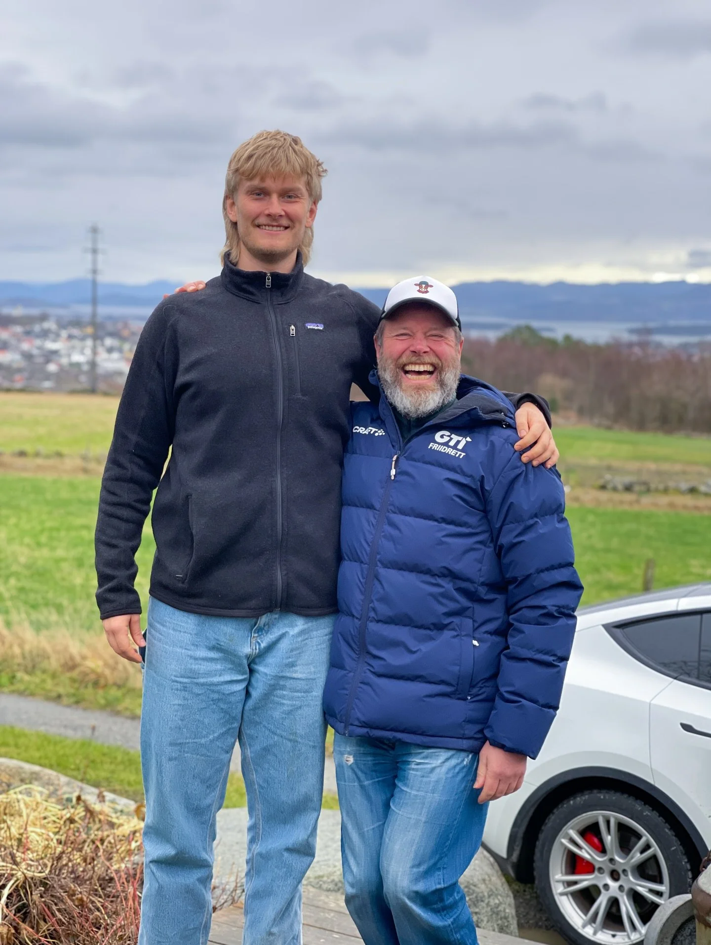 Det er en fenomenalt fin type du f&aring;r h&oslash;re fra i dagens episode! 
Karsten har nylig hatt fulle hus p&aring; Stavangeren med showet&nbsp;&laquo;Lykkelig deprimert&raquo;, og har p&aring; grunn av stor ettersp&oslash;rsel satt opp to nye sh