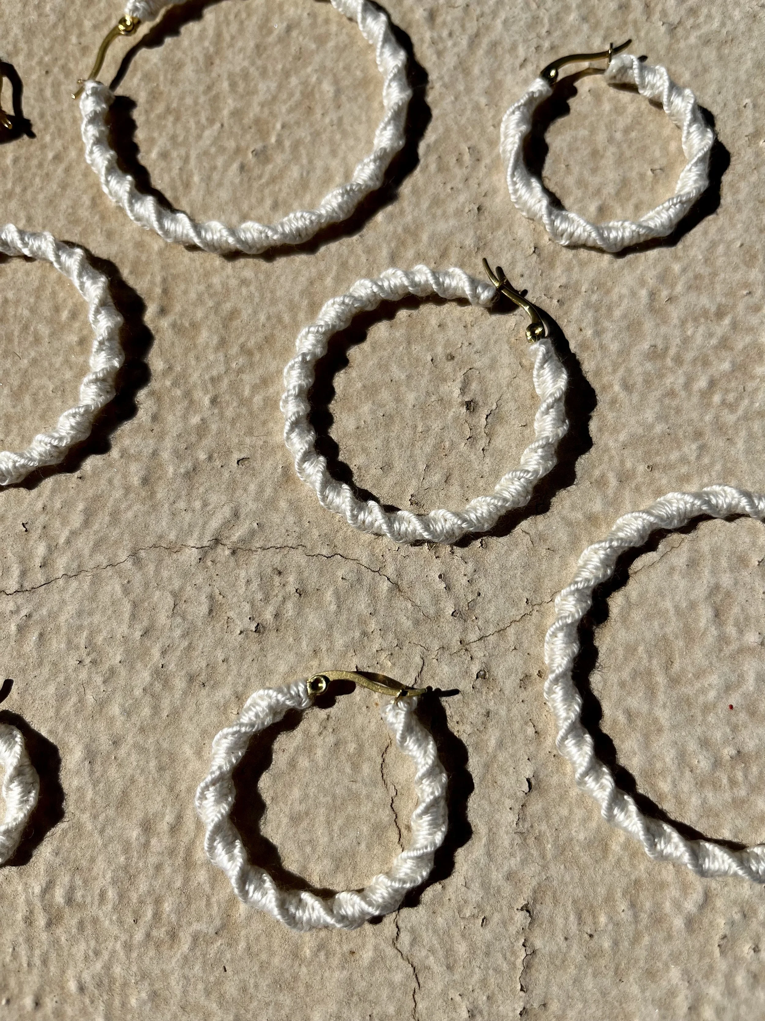 boucledoreilles-creoles-hoops-ecru-coton-macramé.jpeg