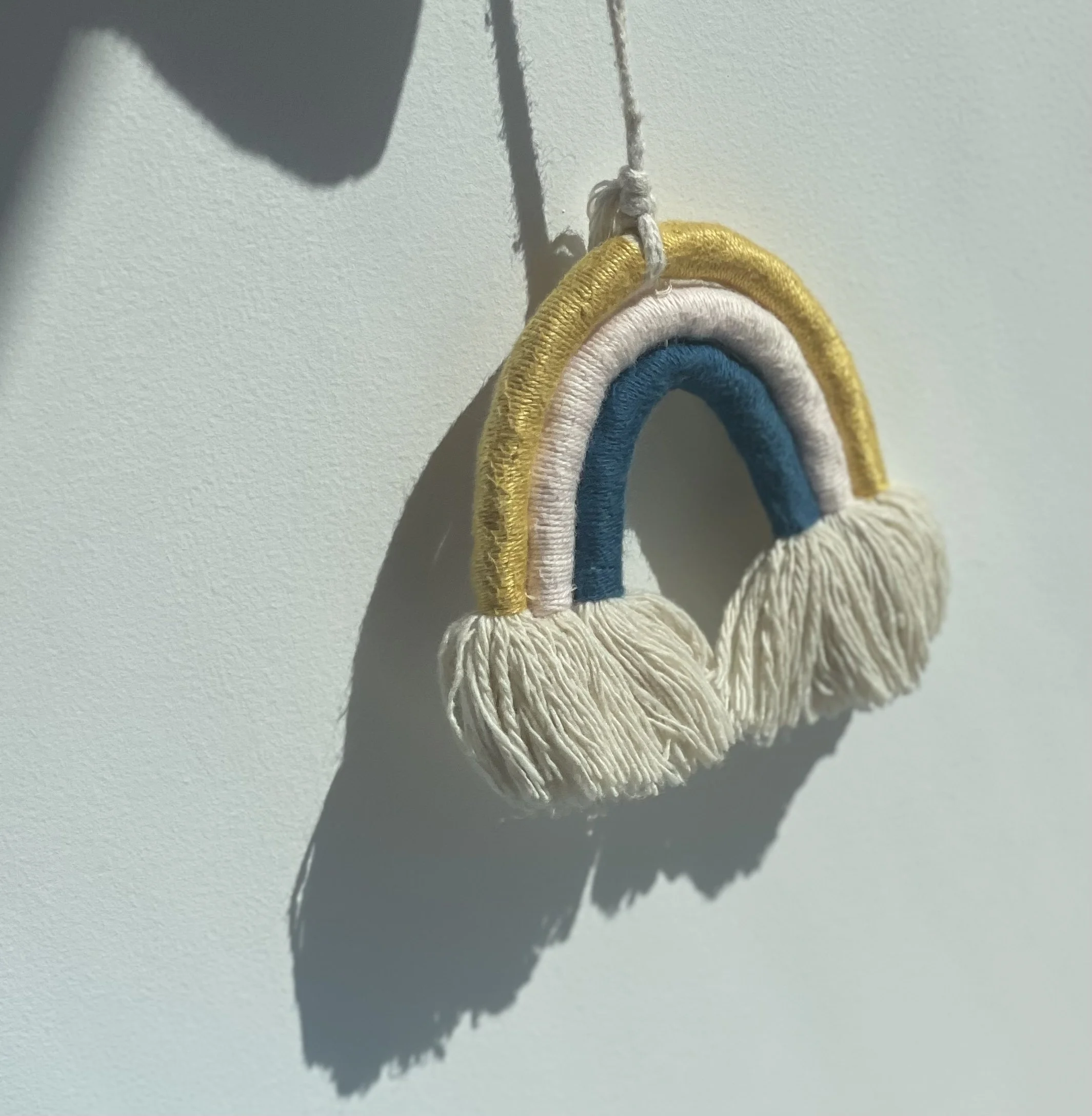 Crea il tuo arcobaleno in macramè | Workshop per bambini