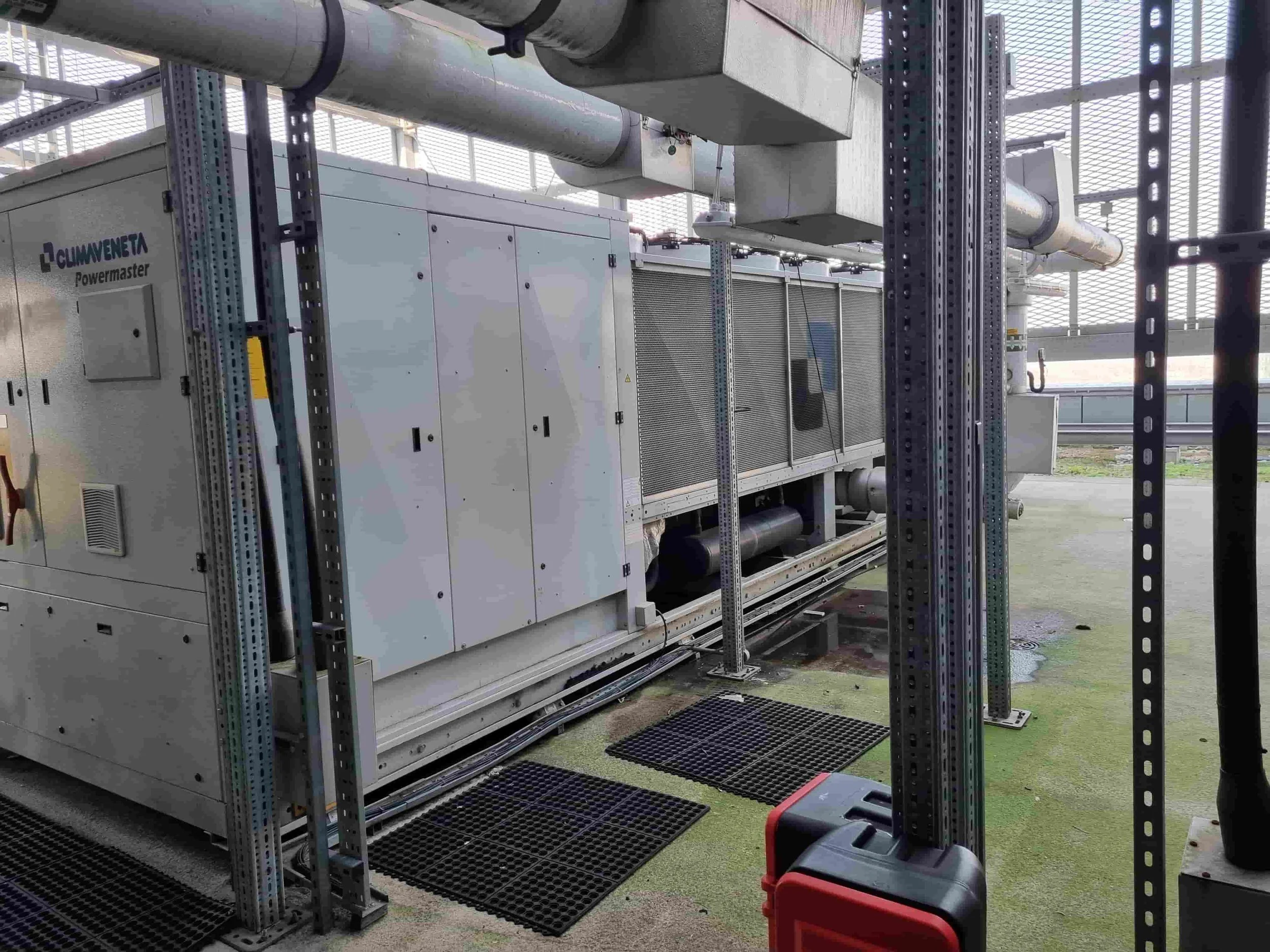 commercial reverse cycle heat pump system with heat recovery and efficient cooling for building climate control