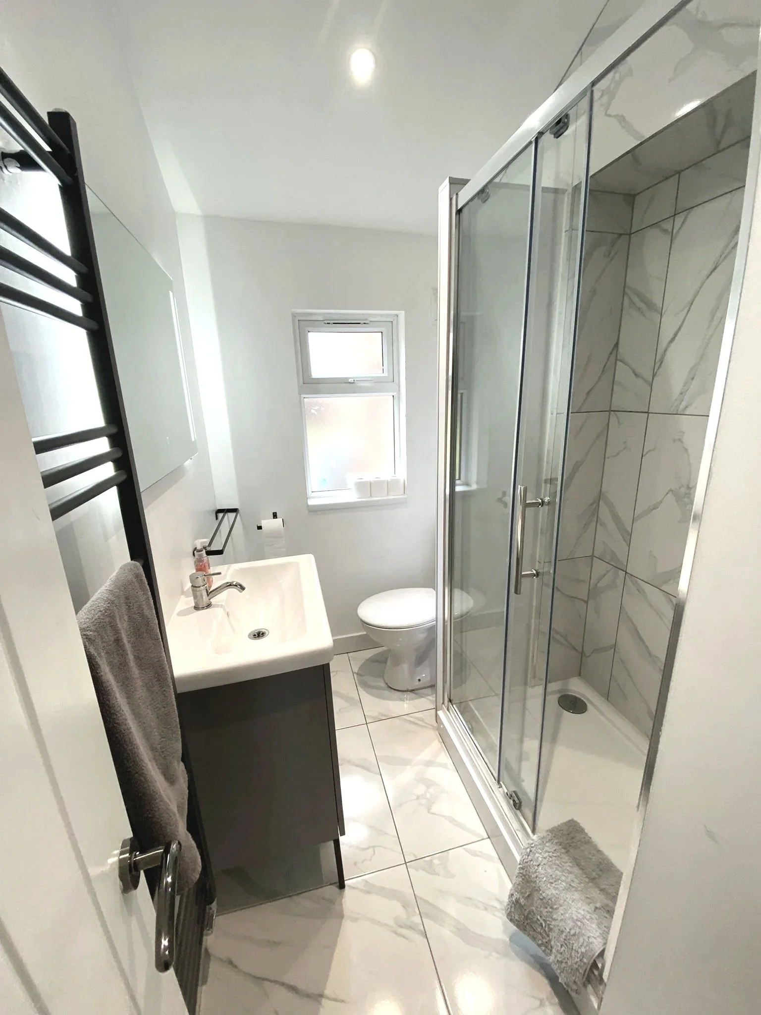 7 Modern marble bathrooms.  