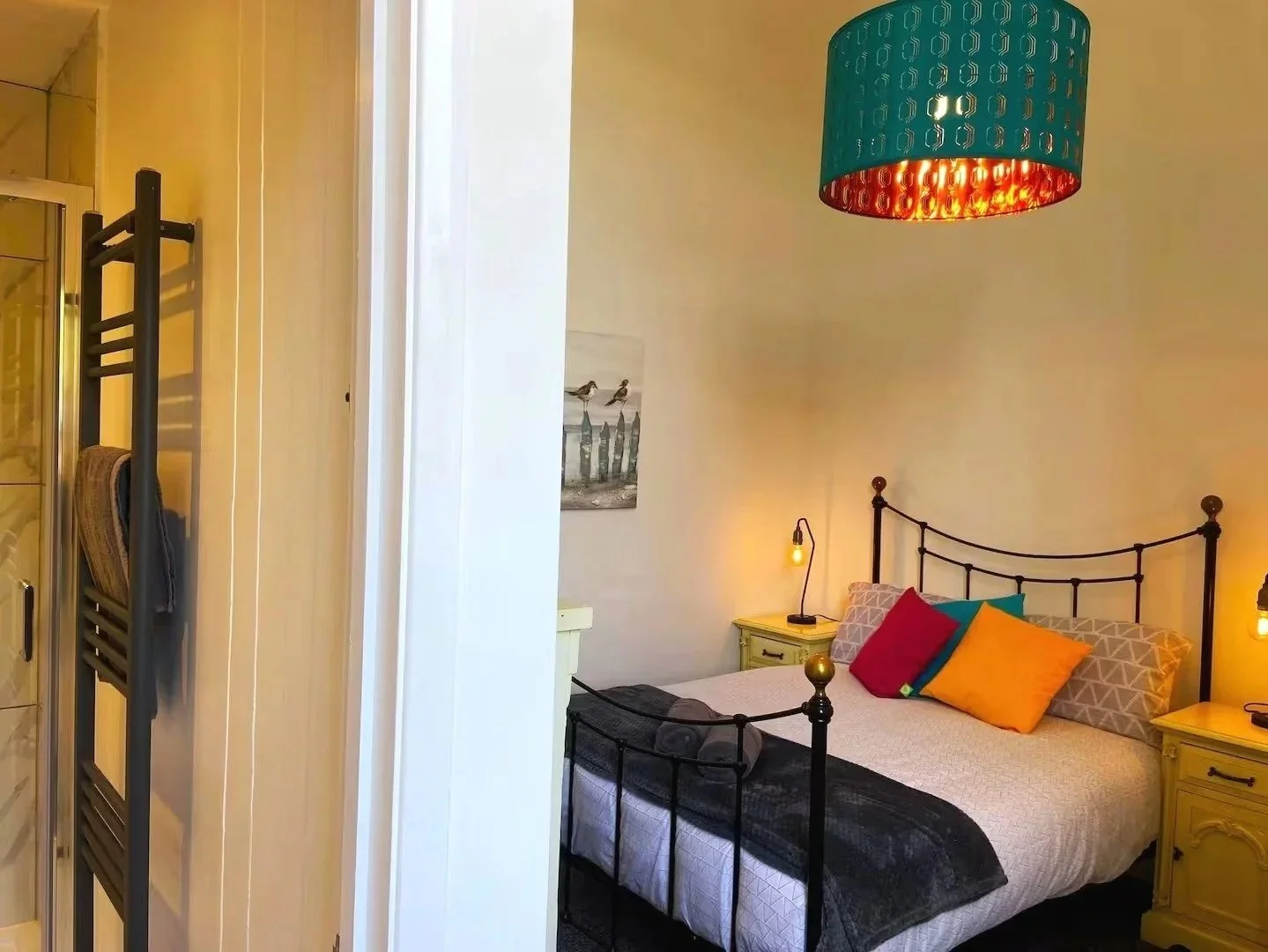 Bright King room with private en-suite & TV.
Fresh towels and linen provided for everyone.

(Bedroom 4)