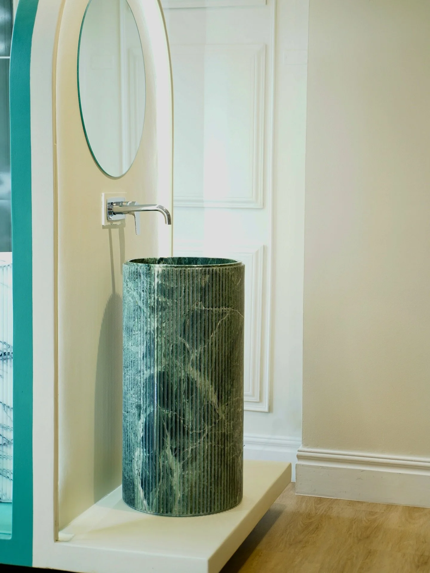 En el dise&ntilde;o de ba&ntilde;os, cada elecci&oacute;n habla de estilo. Entre un lavatorio de pedestal y uno sobre mueble no hay competencia, sino dos maneras distintas de interpretar el lujo y la funcionalidad.

Lavatorio de pedestal vs. Lavatori