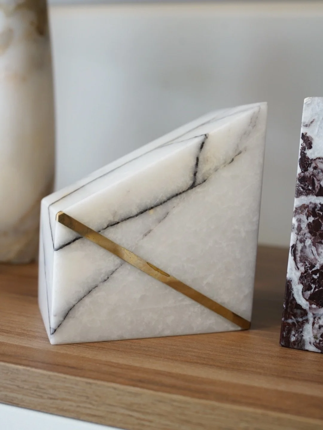 ✨ Dise&ntilde;o en su forma m&aacute;s pura.

Cada pieza de m&aacute;rmol en Harmony &amp; Marble celebra la imperfecci&oacute;n natural de la piedra y la transforma en arte funcional: esculturas, mosaicos y mesas que hablan de textura, equilibrio y 