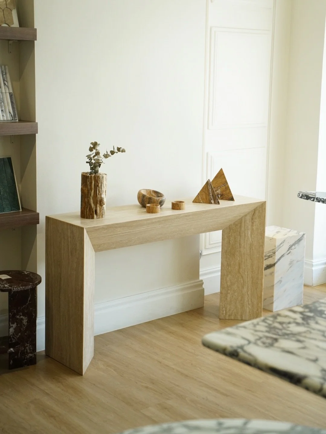 Travertino que redefine la elegancia.

Una consola escult&oacute;rica de l&iacute;neas puras y calma mineral, dise&ntilde;ada para elevar cualquier espacio. 

Descubrila y llev&aacute; dise&ntilde;o atemporal a tu hogar.

📍Harmony &amp; Marble en el