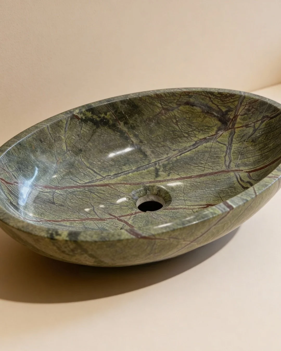 Cuando el m&aacute;rmol habla en verde.
Textura, profundidad y equilibrio.

📍Harmony &amp; Marble en el @cortijoloslaureles | WhatsApp 7255-8222