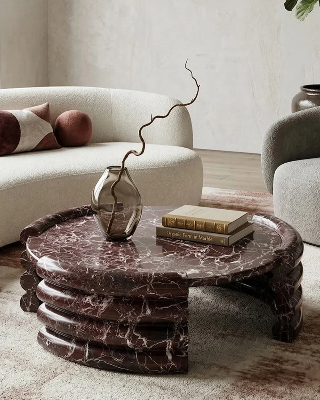 Una pieza que se siente m&aacute;s como escultura que como mesa.

El coffee table Rosa Levanto destaca por su composici&oacute;n s&oacute;lida y envolvente, donde el m&aacute;rmol en tonos vino profundo con vetas blancas irregulares se convierte en e