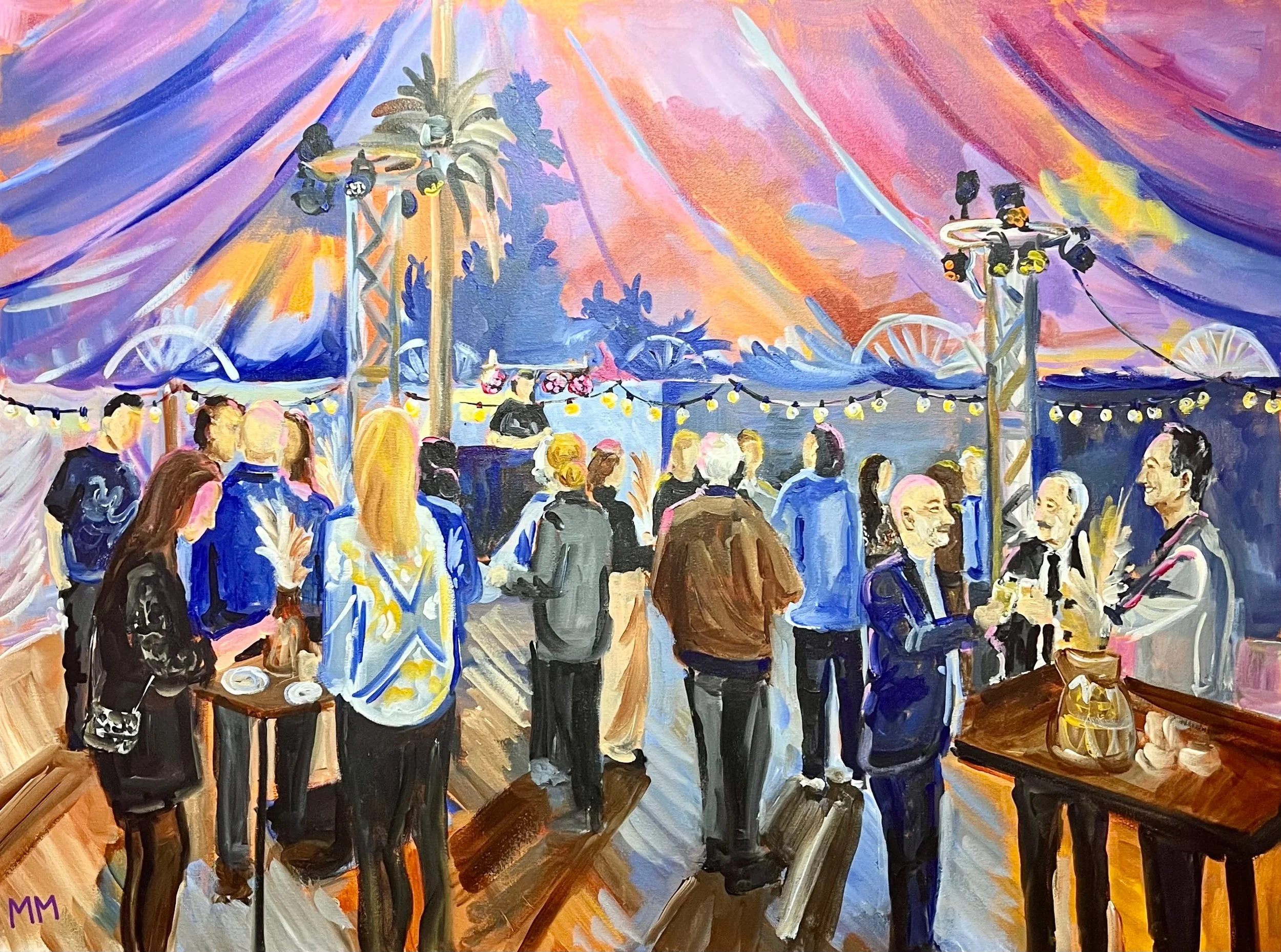 Een groep mensen die genieten van een avondfeest onder een kleurrijke, met lampjes versierde tent met een rad in de achtergrond.