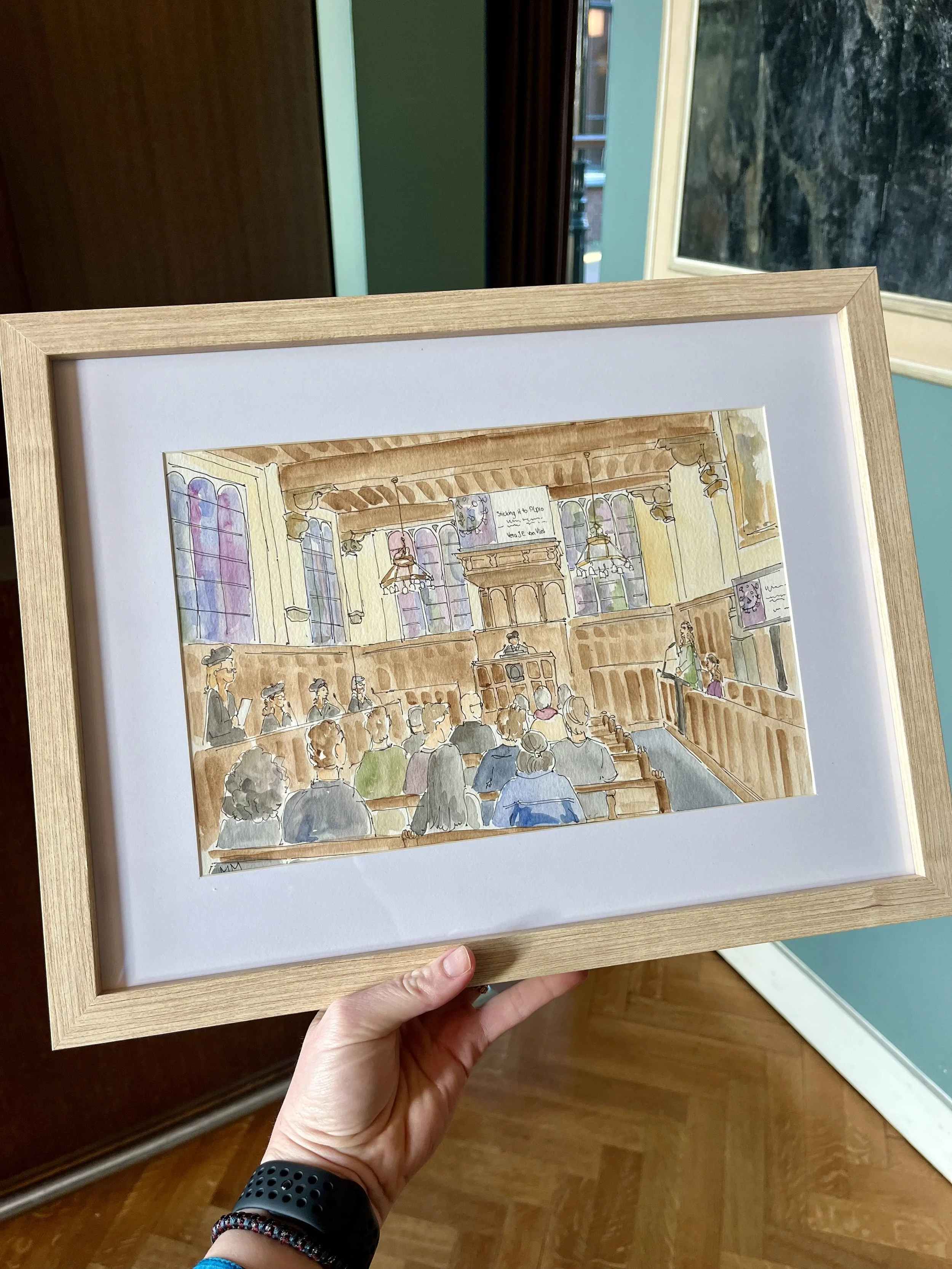 Een getekend stadsplein of binnenplaats met mensen, gebouwen met grote ramen, en een houten overkapping.