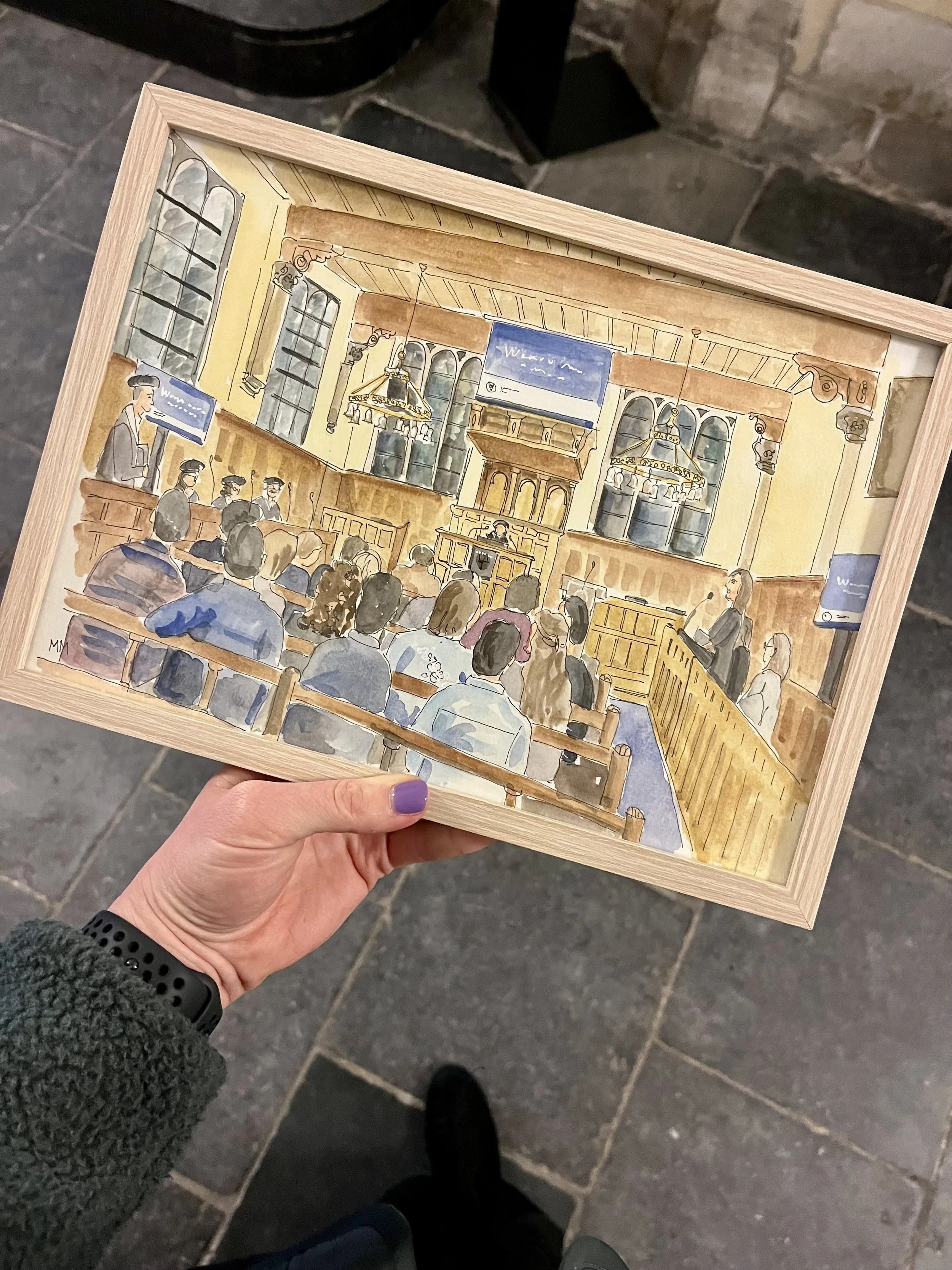 Waterverftekening van een rechtszaal met scheidende rechtbanken, rechtspraakzittingen en een preacher voor de rechtbank, met mensen die kijken.