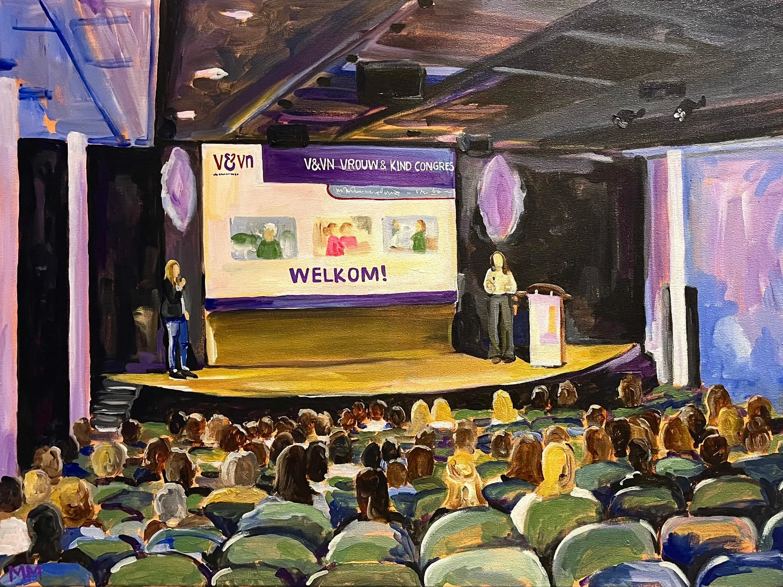 Een schilderij van een congreszaal met een publiek dat naar een presentatie kijkt. Op het podium staan twee sprekers, een vrouw met een microfoon en een vrouw achter een lessenaar. Een groot scherm toont een welkomstboodschap voor de V&VN Vrouw & Kin