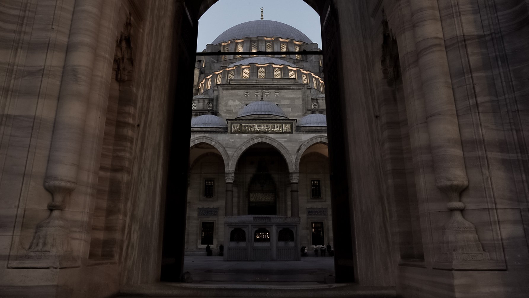 Ansicht der blauen Moschee im Istanbul, Türkei, durch einen Torbogen