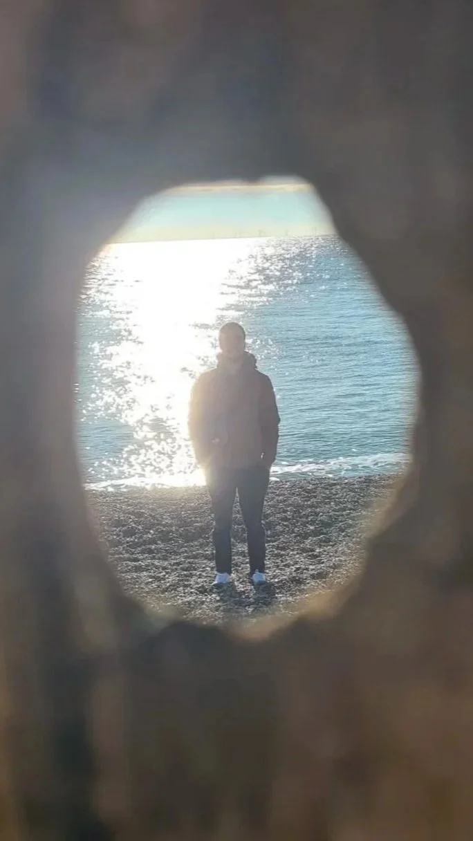 Max on Brighton Beach, thorugh a driftwood portal