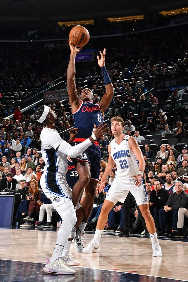 kris-dunn-clippers-navy-layup.jpg