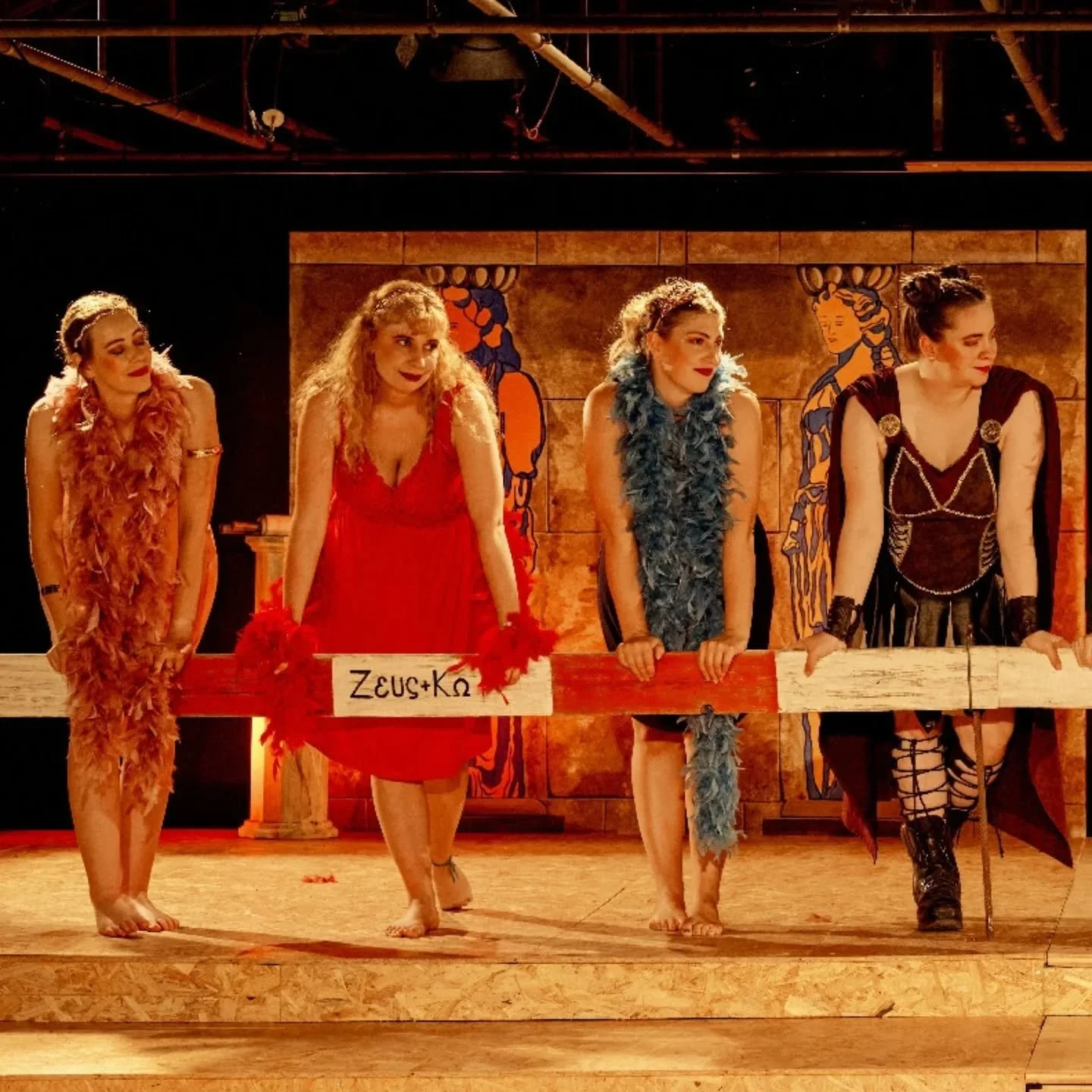 Schon ein Monat her... wir erinnern uns gerne daran🥰

Fotos: Matthias Marbacher @_wandermatt_ 
St&uuml;ck: Lysistrata - Der Krieg muss weg!

#lysistrata #theaterverein #theater #theaterstueck #theaterauff&uuml;hrung #memories #emmental #luetzelflueh