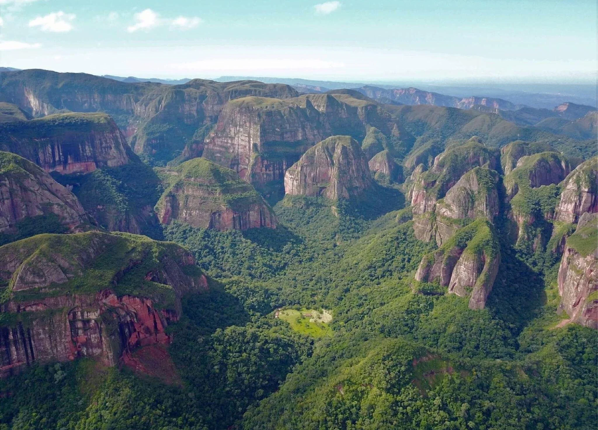Ausblick auf eine beeindruckende Berglandschaft mit hohen Felsen und viel Grün in der Valle de Cocora, Kolumbien.