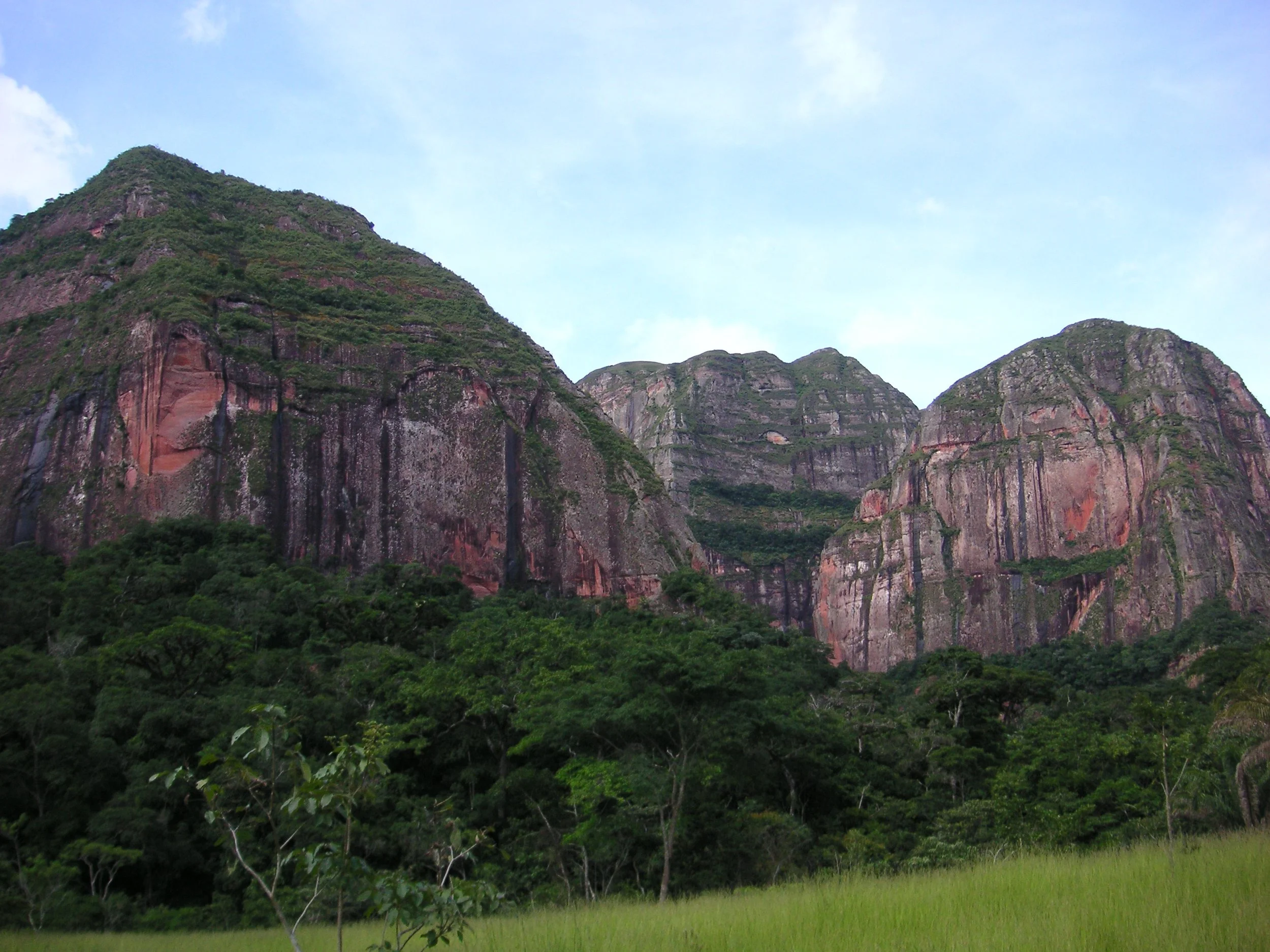 Felsen und Berge im grünen Dschungel unter blauem Himmel.