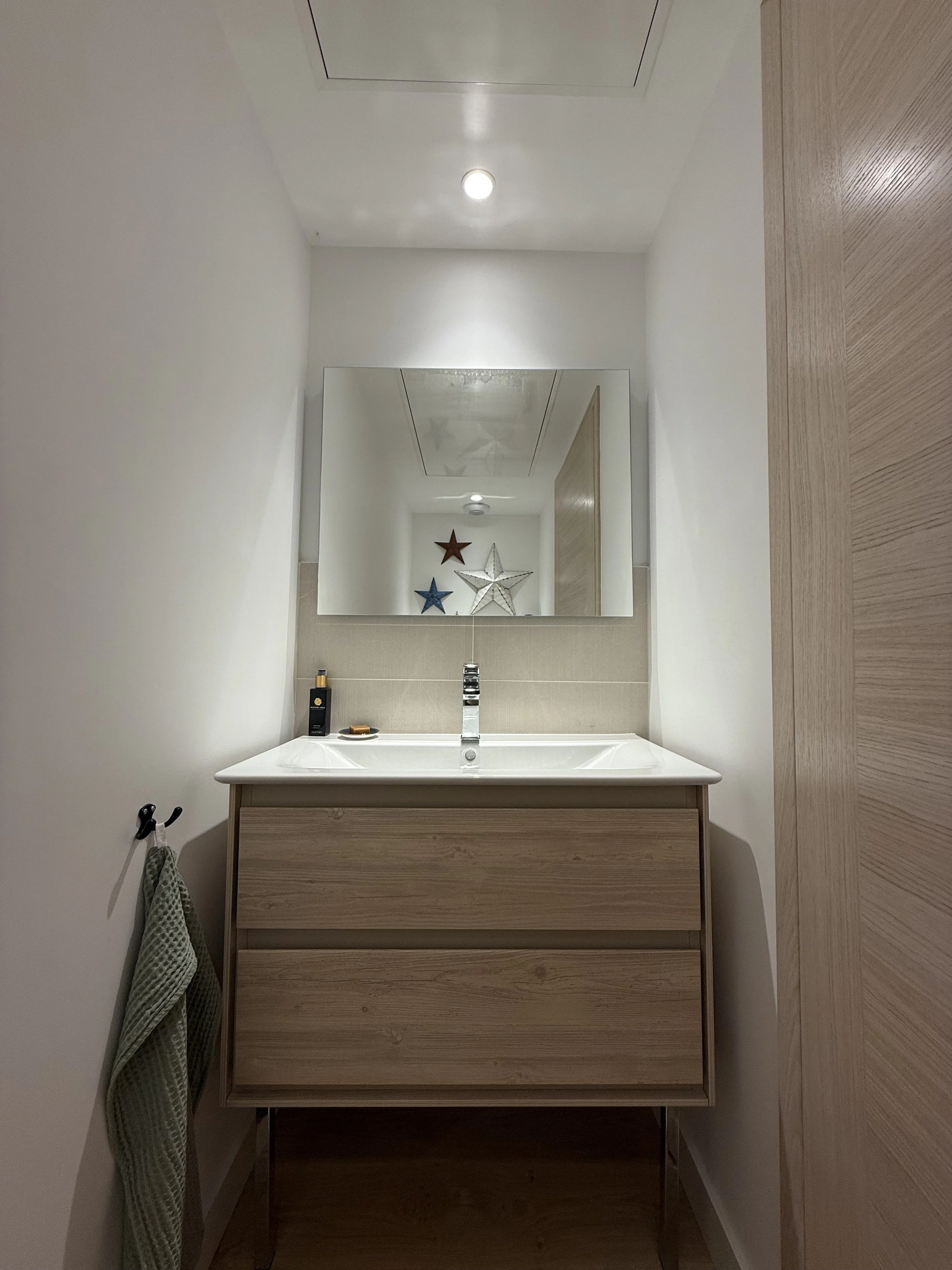 Salle d'eau avec WC + lavabo