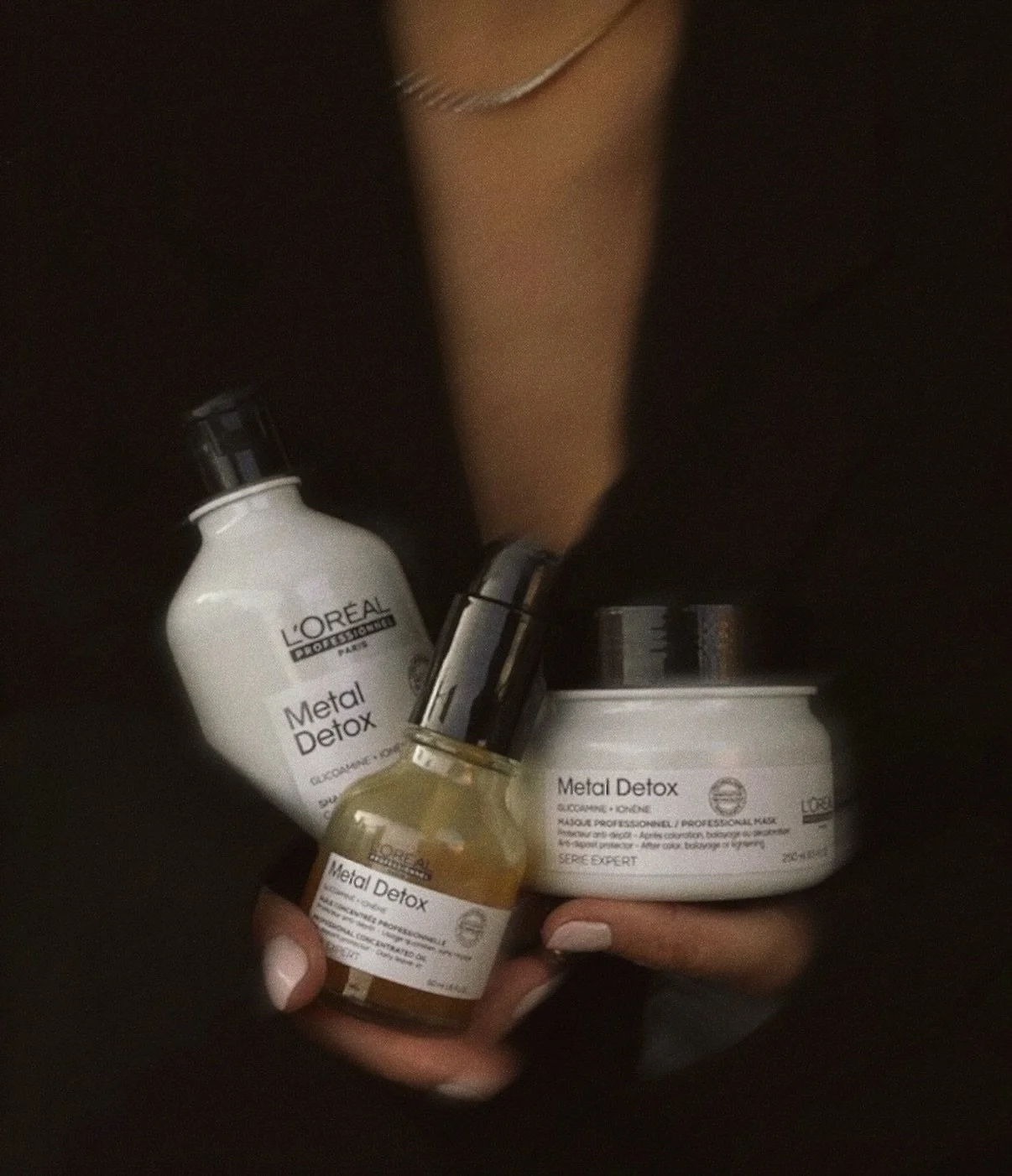 If your hair feels dull, dry, or fragile right now, this is for you.

Metal Detox is a winter reset for your hair. This treatment removes metal buildup from water and environmental stress to strengthen hair, reduce breakage, and keep colour looking f