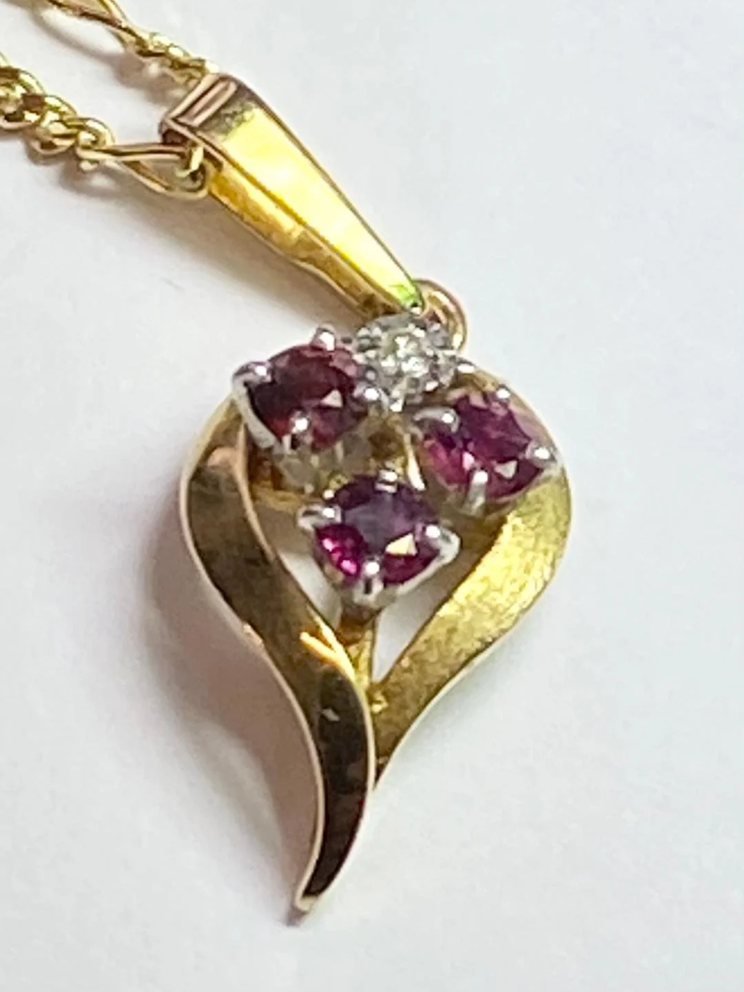 9ct GOLD AMETHYST PENDANT w/ 9ct GOLD CHAIN