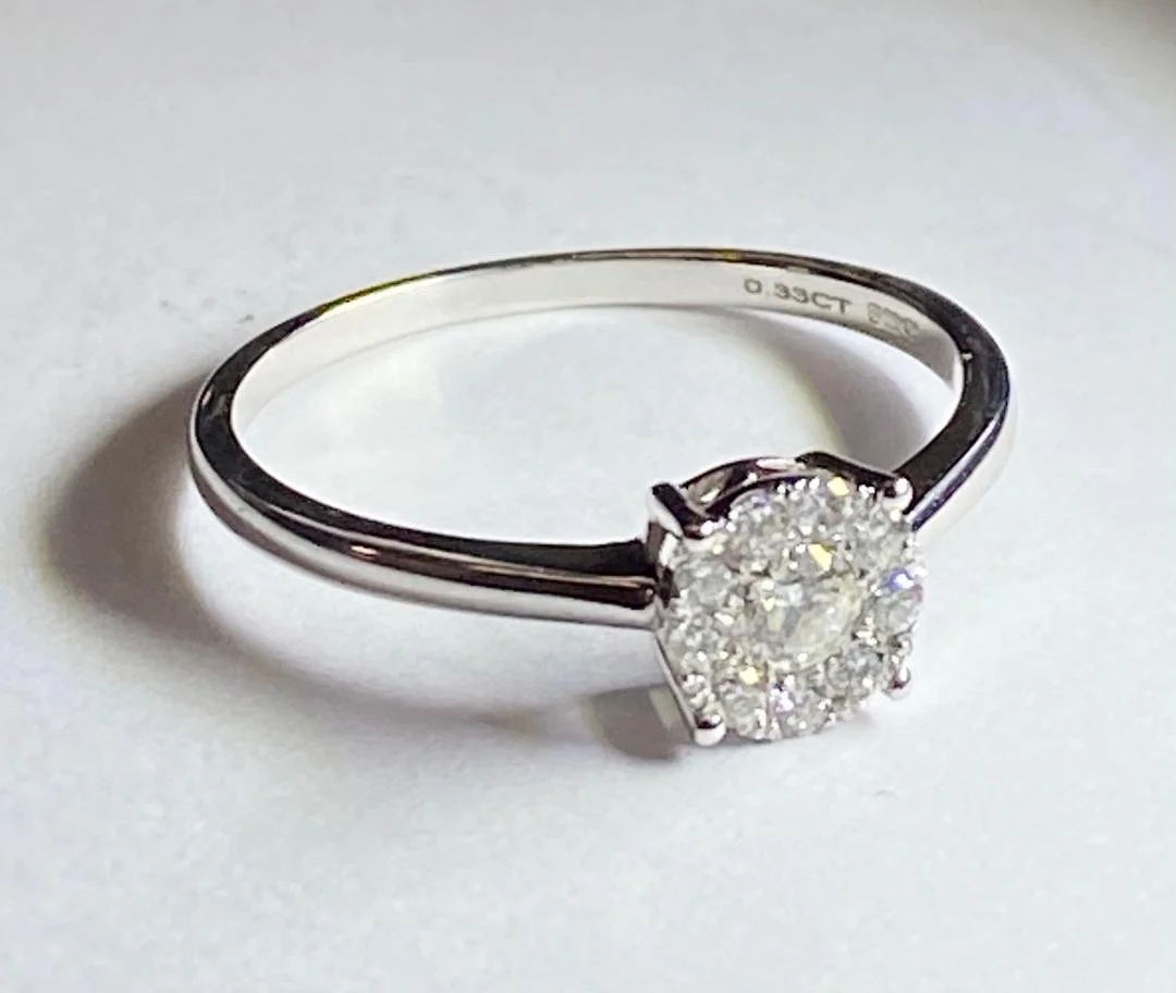 STUNNING 9ct WHITE GOLD DIAMOND CLUSTER RING