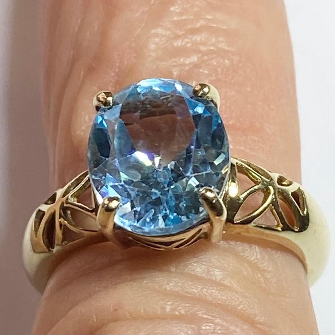 SUPERB 9ct GOLD BLUE TOPAZ RING