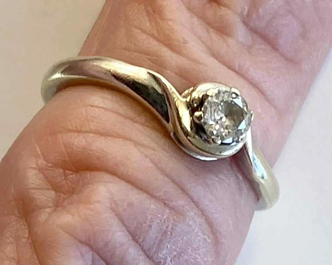 9ct WHITE GOLD DIAMOND SOLITAIRE ENGAGEMENT RING