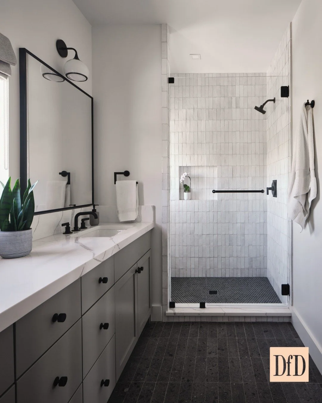 Clean lines meet timeless contrast. Simplicity, perfected.

@bootranchtx
Photo: @andreacalo
Architect: #pollardhodgsonarchitects 
Builder: @centurioncustomhomes
.
.
.
#bathroomdesign #interiordesign #modernbathroom #bathroomreno #whiteandblack