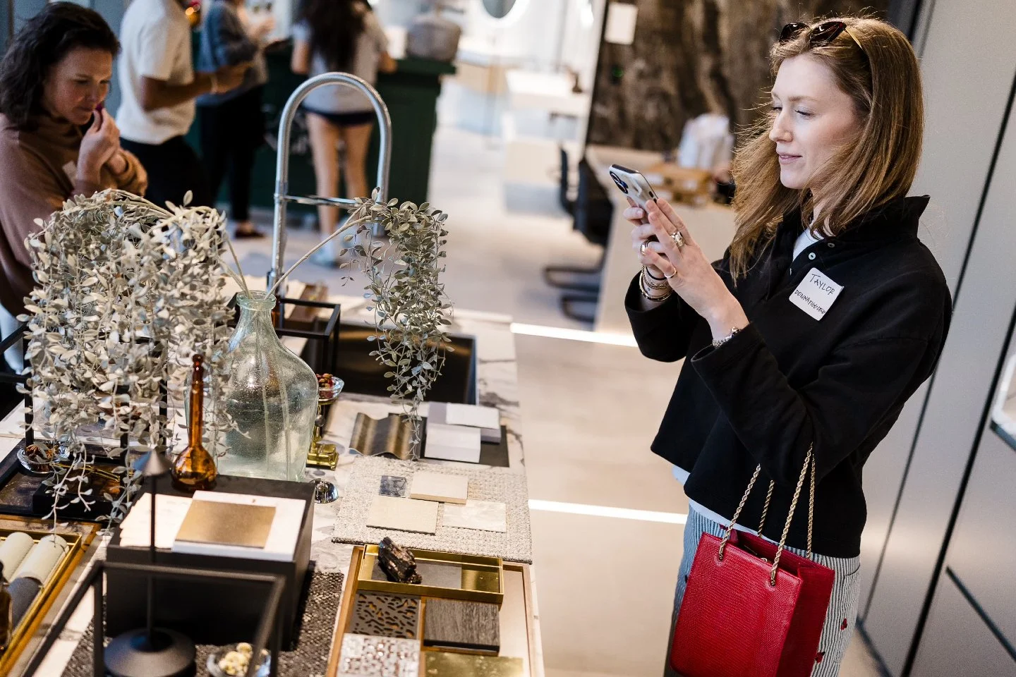 The Inspiration Edit: Apothecary ✨

Our designers had the incredible opportunity to attend this immersive event at the Porcelenosa showroom in collaboration with Material Bank. Described as 'a modern apothecary, reimagined for design,' the experience