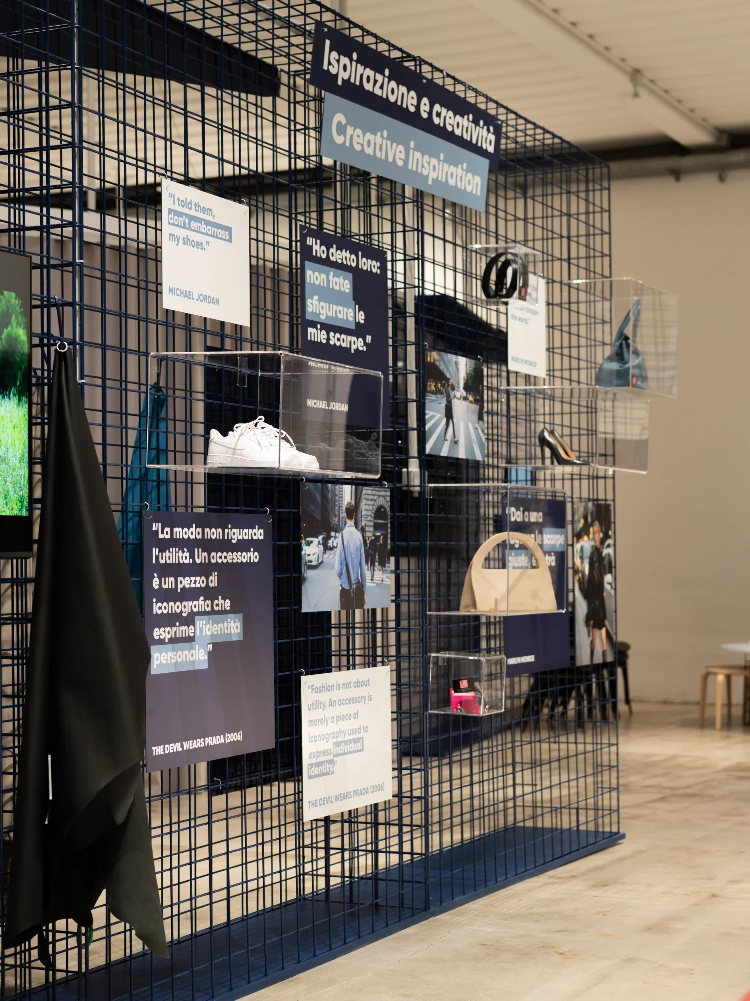 Sezione «Ispirazione e creatività» del MILE, con scarpe, borse e accessori in pelle esposti in teche trasparenti.