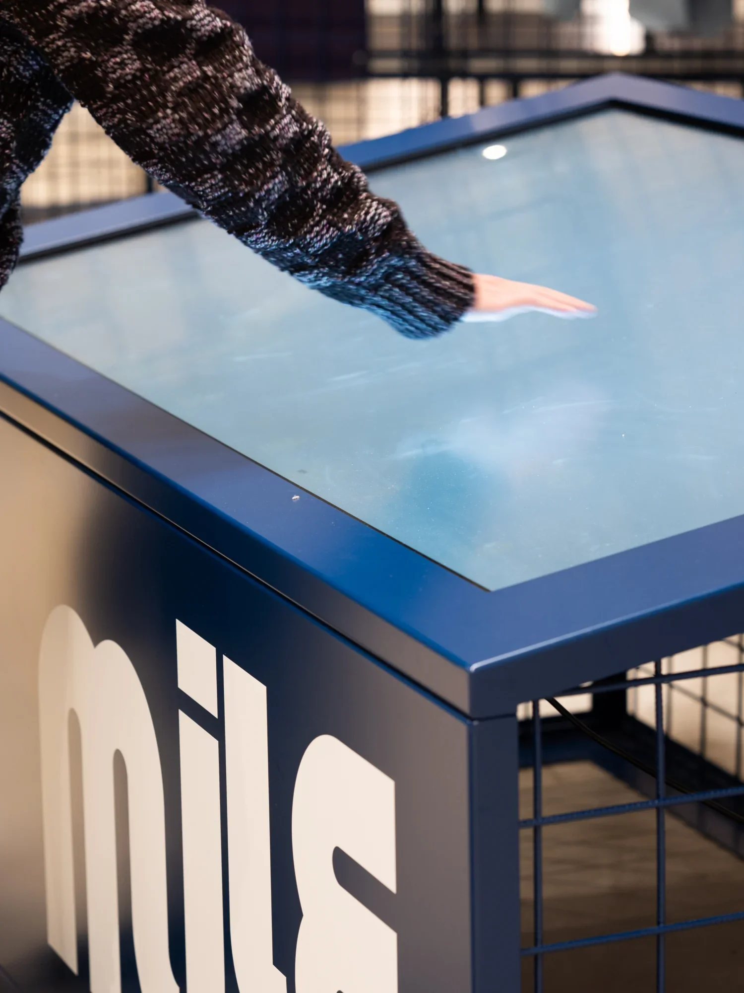 Una persona utilizza il tavolo touchscreen interattivo del MILE, museo della pelle ad Arzignano.