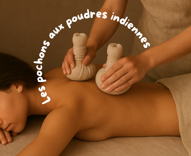 Une femme reçoit un massage avec des sachets de poudre indienne sur le dos, sous un éclairage chaud.