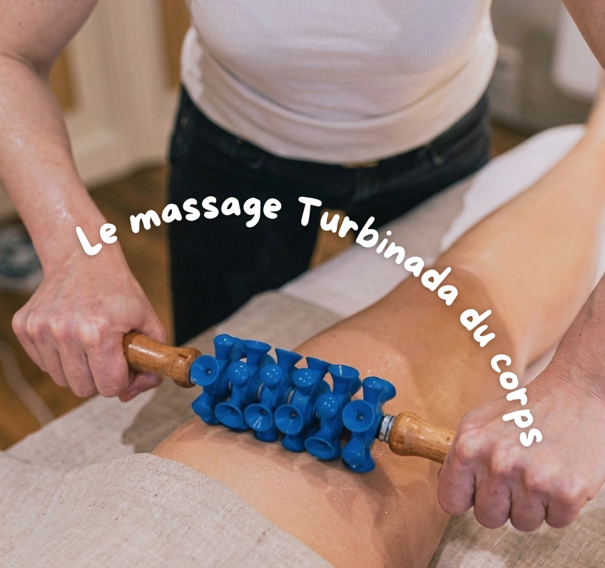 Une personne effectue un massage avec un rouleau de massage applicateur en bois et en plastique sur la cuisse d'une autre personne. Le texte en français dit "Le massage Turbinada et drainant massage lymphatique  du corps".