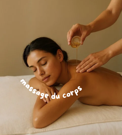Une femme reçoit un massage du corps avec de l'huile sur un lit de massage.